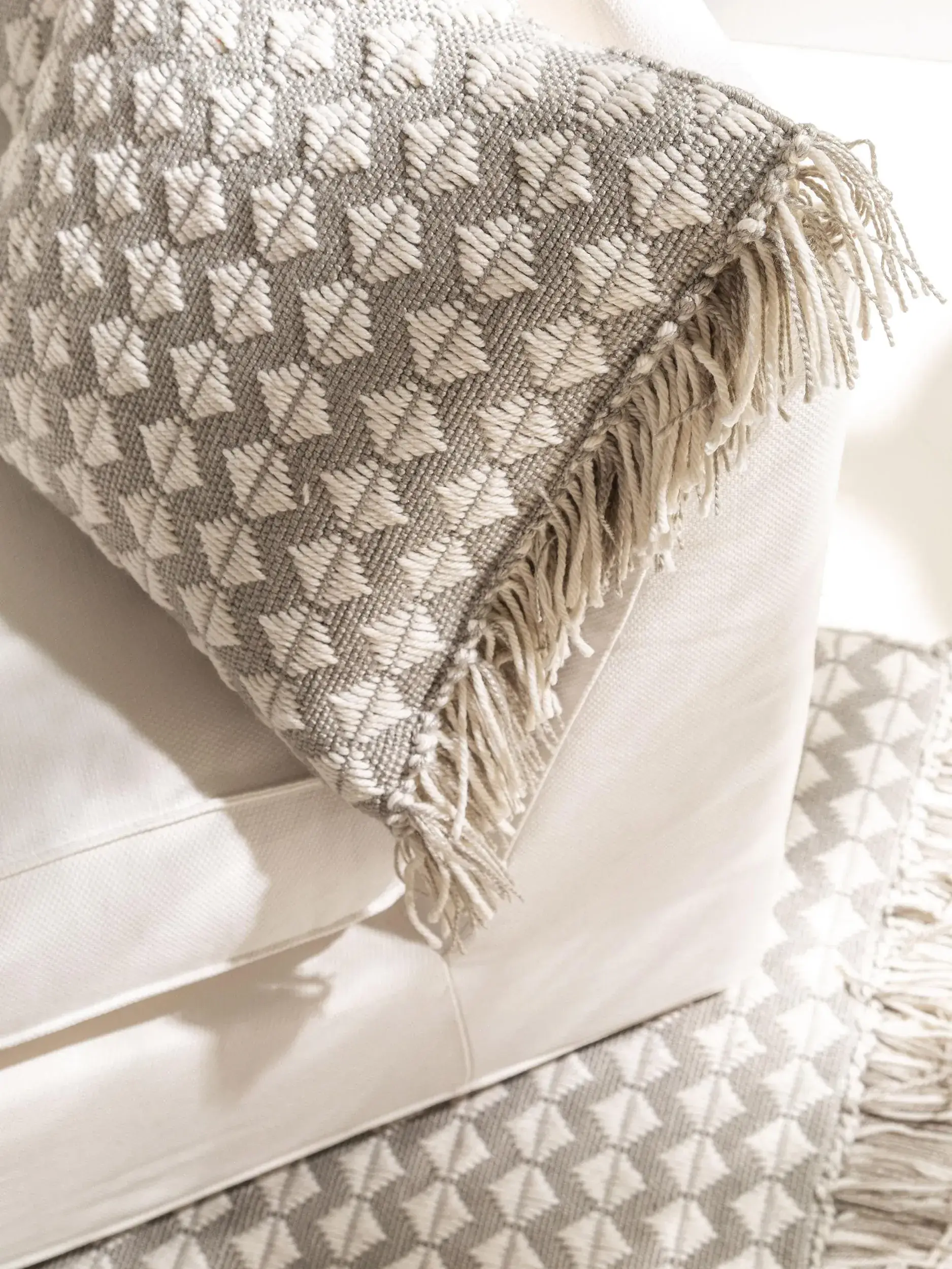 In- & Outdoor Kissen Morty Grau im Design Geometrisch aus 100% Polyester (recyceltes PET) von benuta Pure