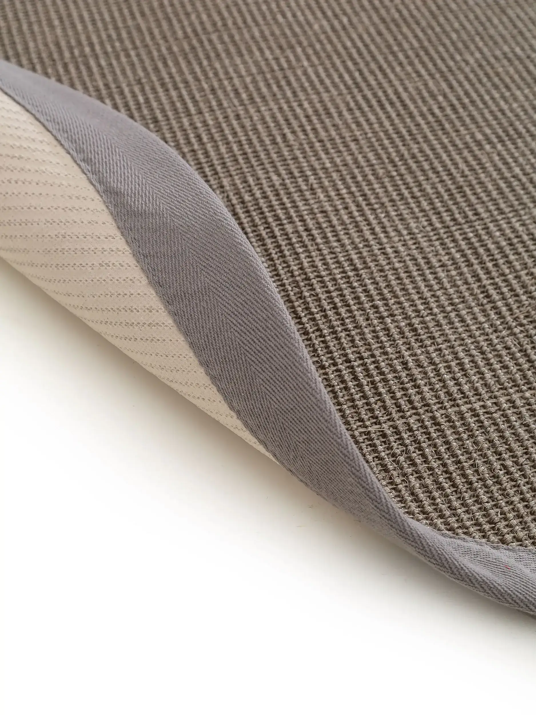 Teppich aus 100% Sisal in Grau mit 100% Sisal hohem Flor von benuta Nest