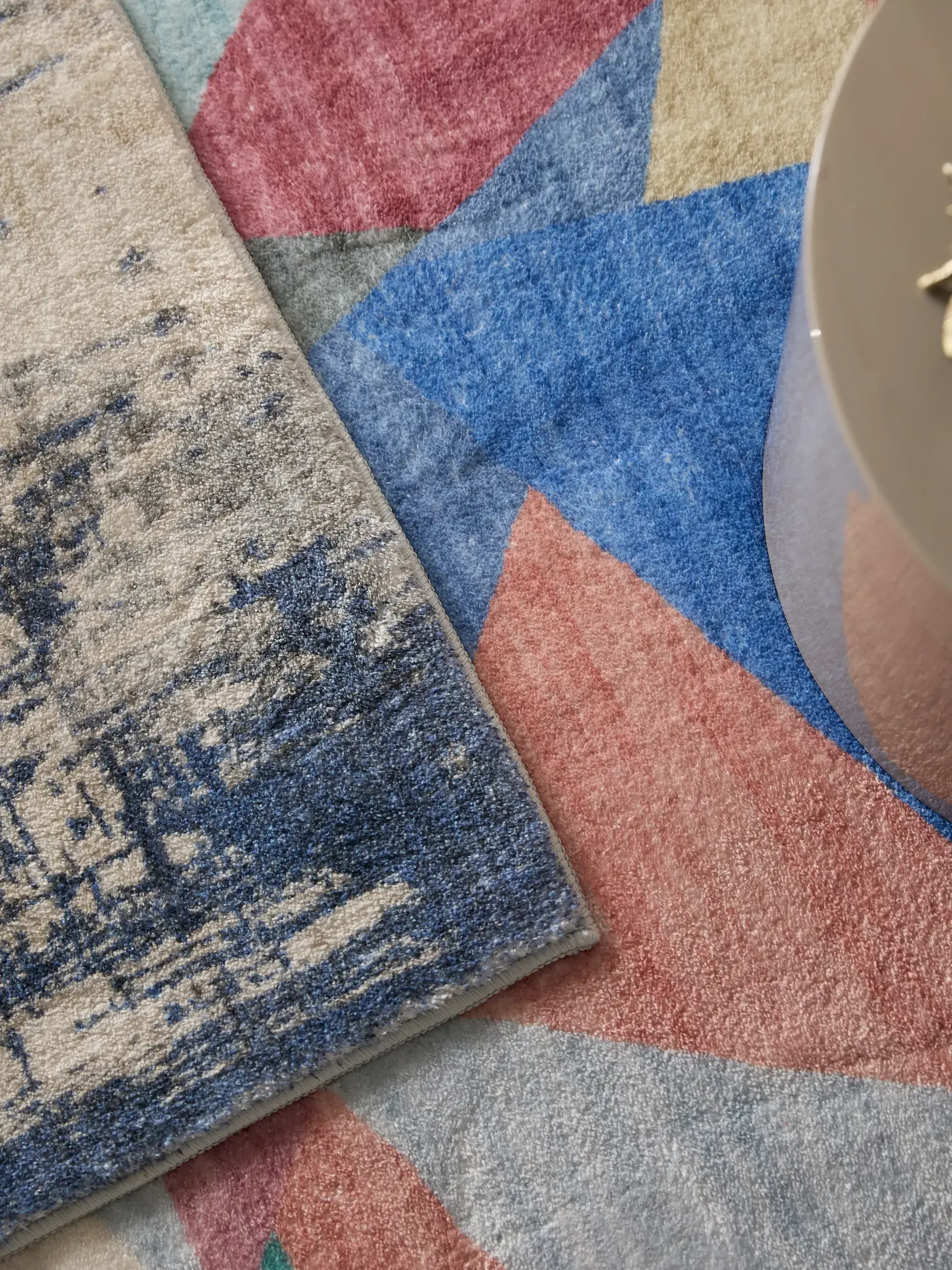 Teppich Mara aus 100% Polyester in Blau von benuta Pop