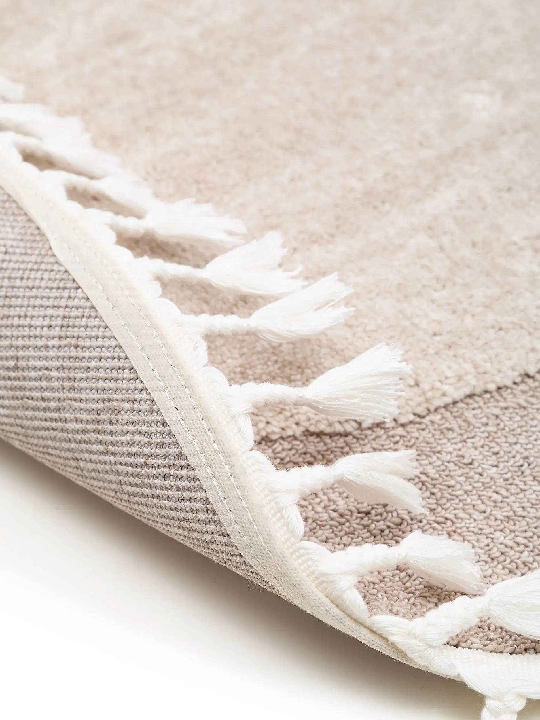 Rug made of 100% Polyester in Beige with a 100% Polyester high pile by Lytte