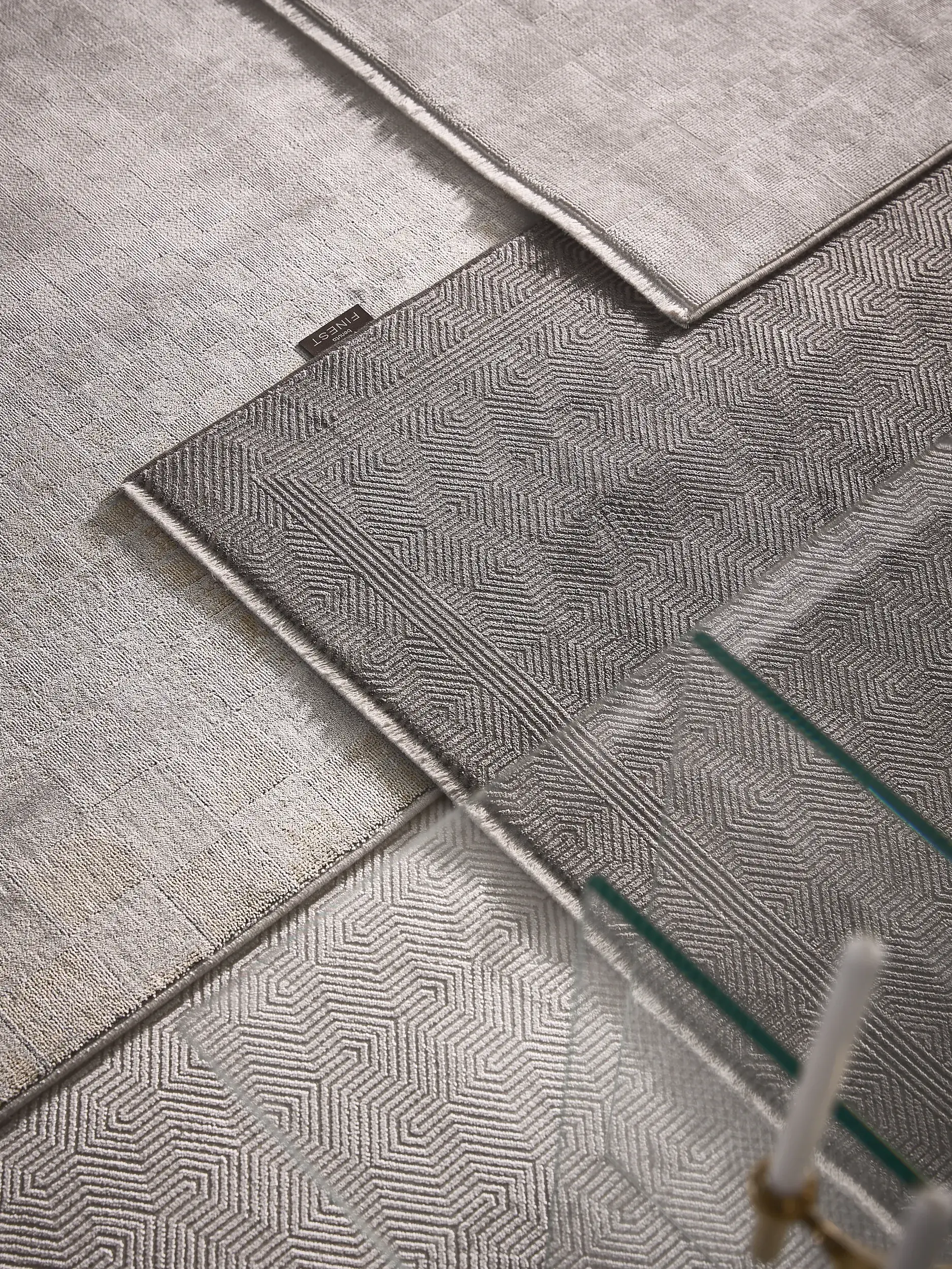 Teppich aus 60% Viskose, 40% Polyacryl (Chenille) in Grau mit 60% Viskose, 40% Polyacryl (Chenille) hohem Flor von benuta Finest