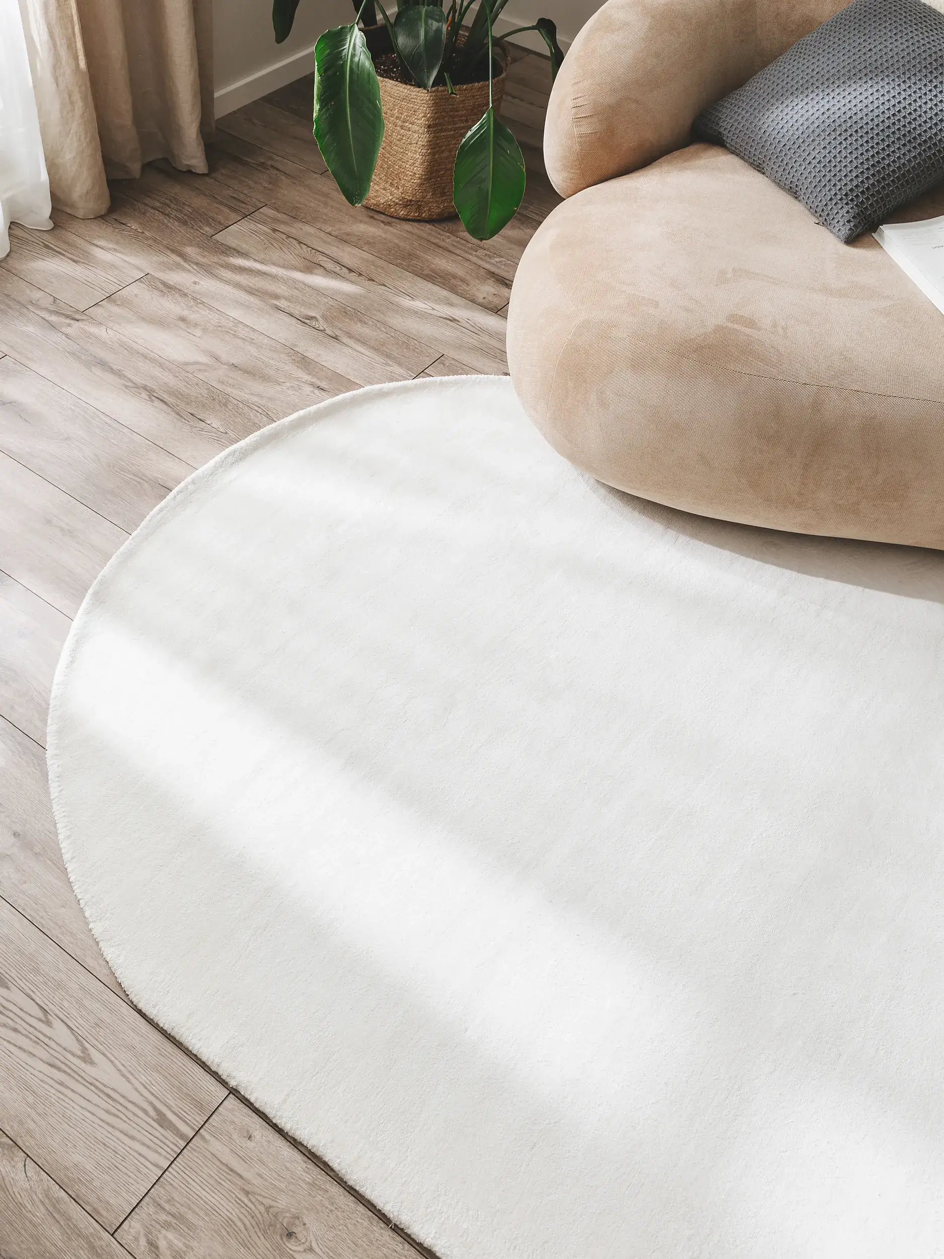 Teppich aus 100% Viskose in Grau mit 100% Viskose hohem Flor von benuta Pure