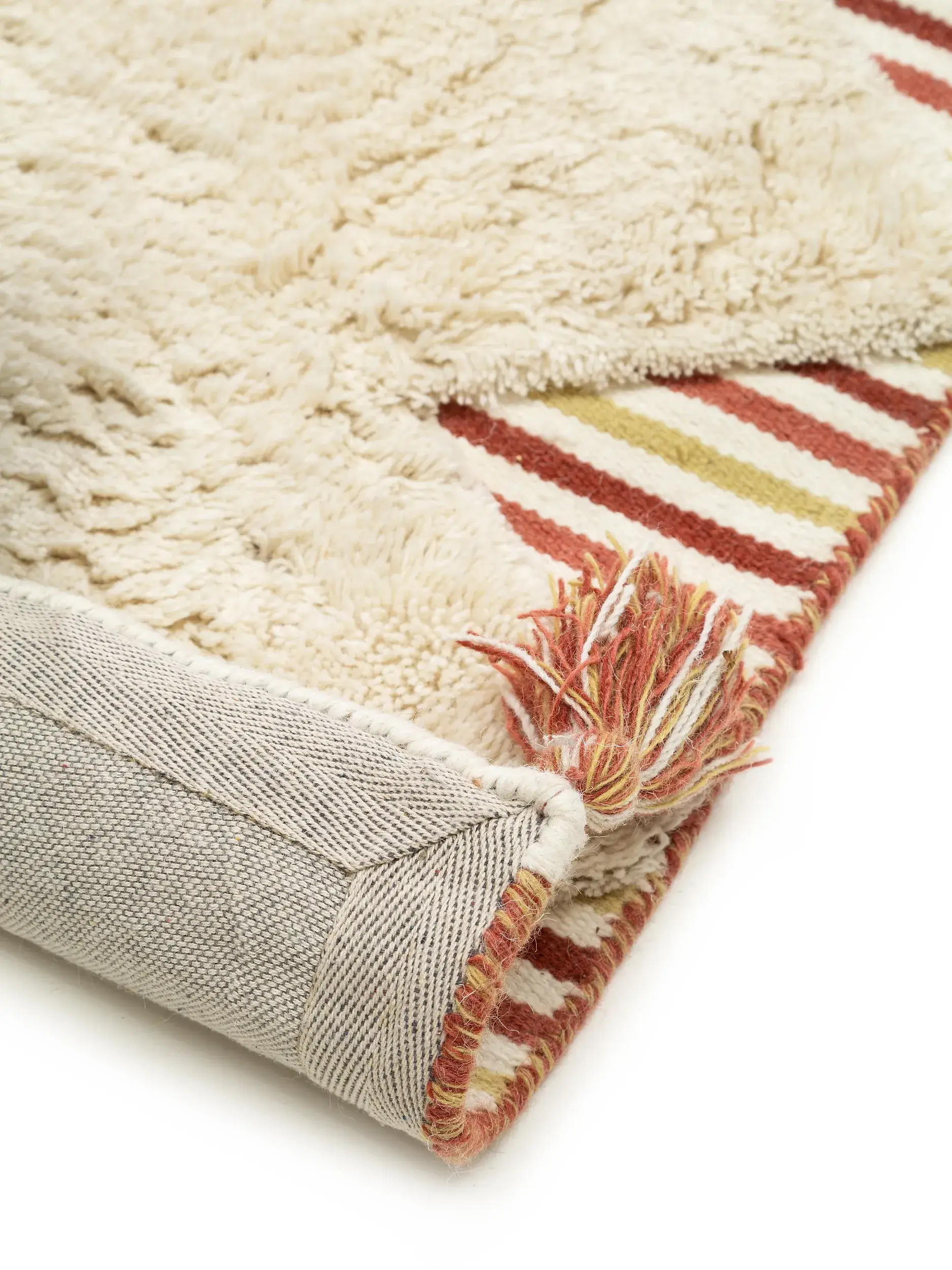 Teppich aus 100% Wolle in Grau mit 100% Wolle hohem Flor von Lytte
