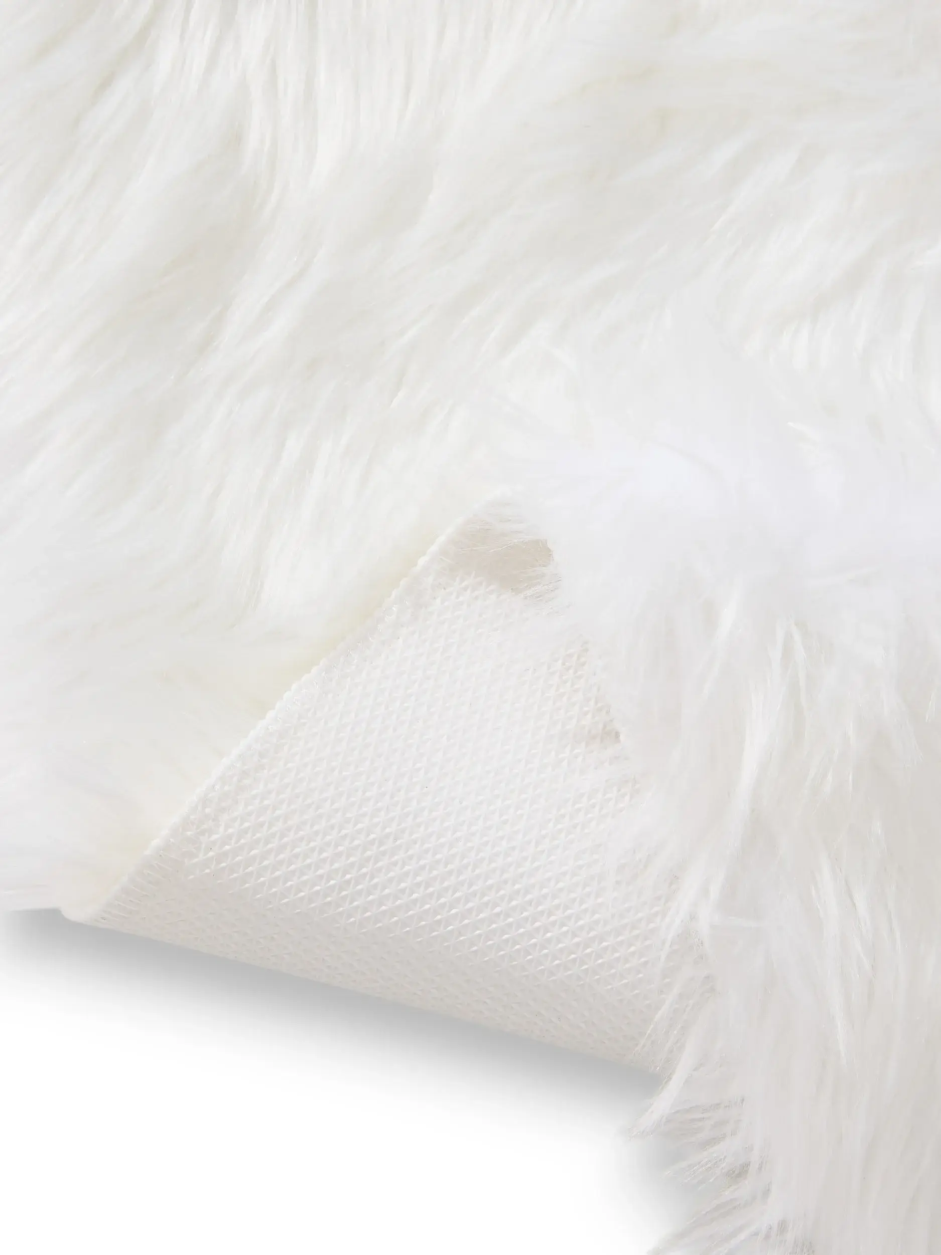 Matto 70% Polyacryl, 30% Polyestera värissä Weiß 70% Polyacryl, 30% Polyester korkealla nukalla merkiltä benuta Pop