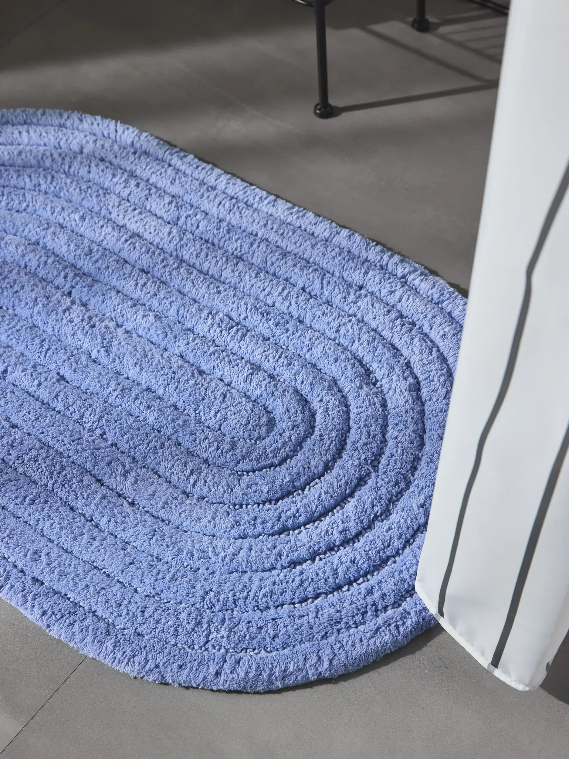 Badematte Nia Blau im Design Geometrisch aus 100% Baumwolle von benuta Pop