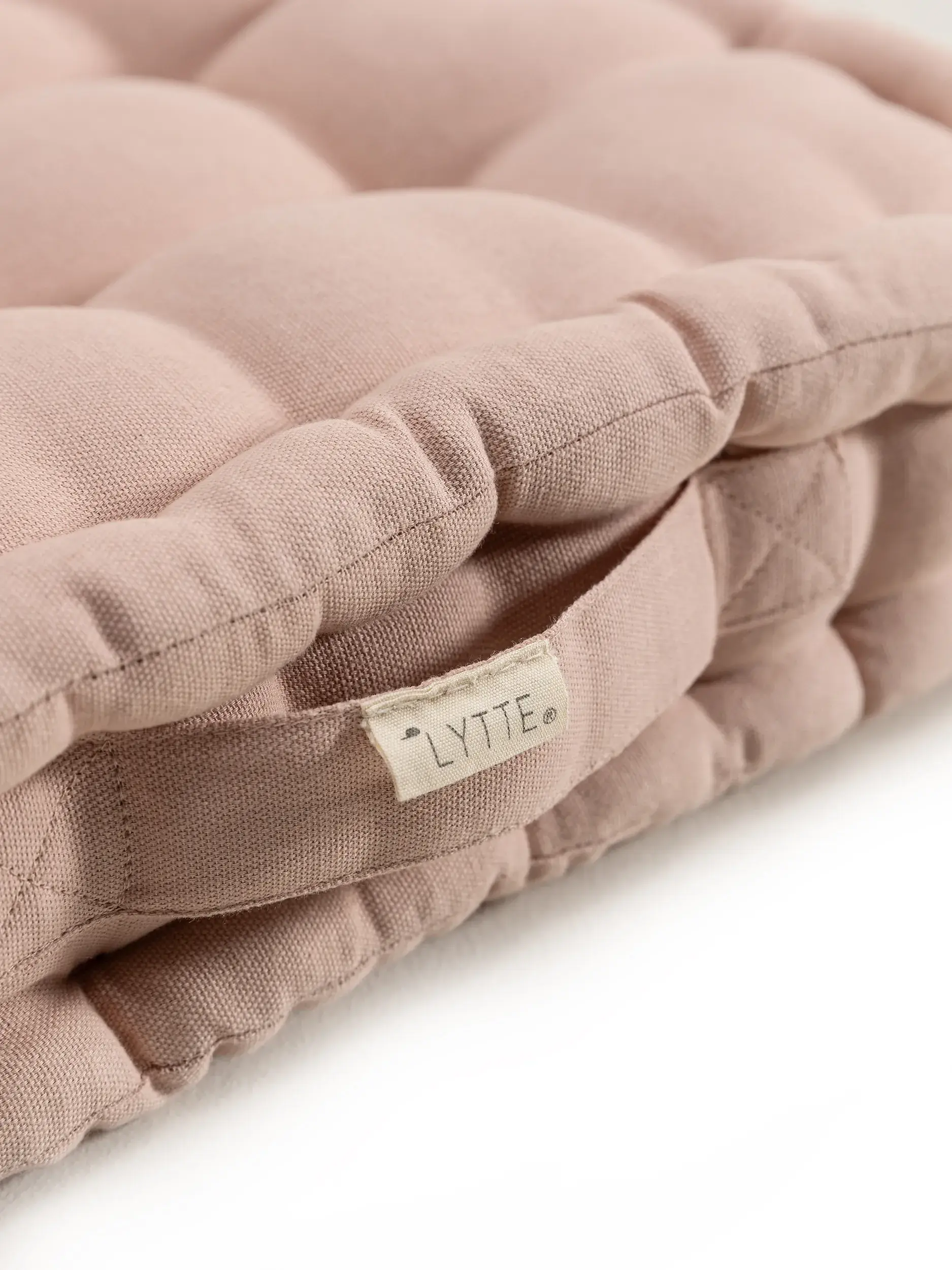 Cojín de suelo Bene Rosa con diseño de Sólido en 100% Algodón de Lytte