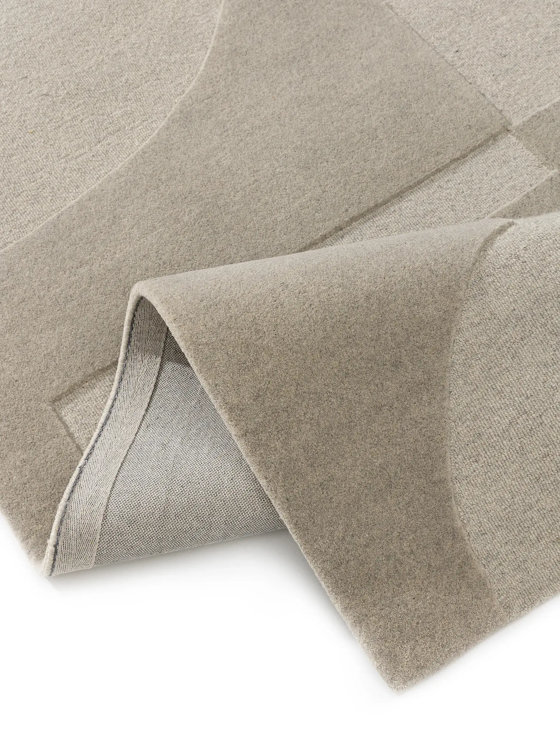 Teppich aus 100% Wolle in Grau mit 100% Wolle hohem Flor von benuta Pure