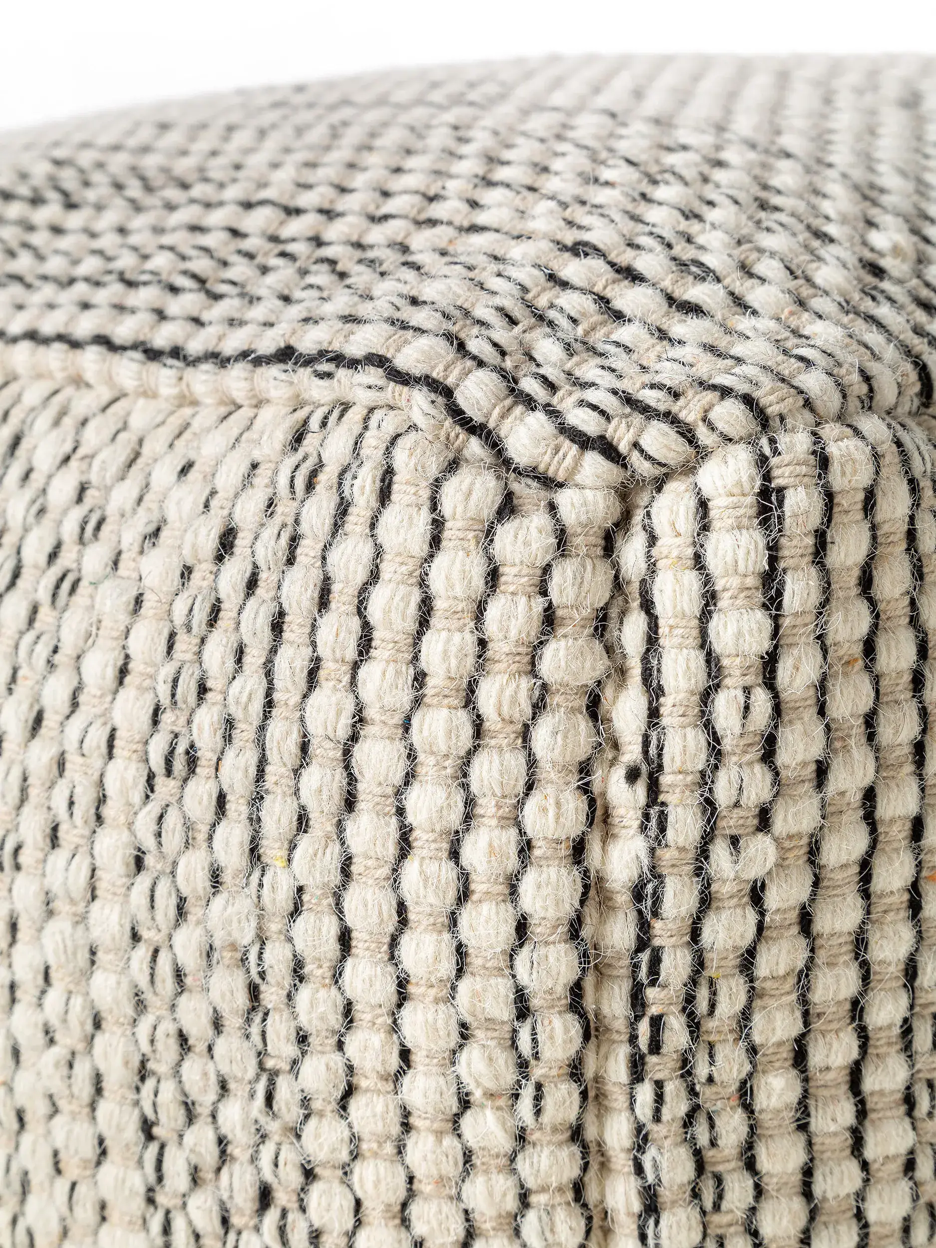 Pouf in lana fatto a mano Rocco Beige/Nero in Tintaunita-ontwerp van 80% lana, 20% cotone door benuta pure
