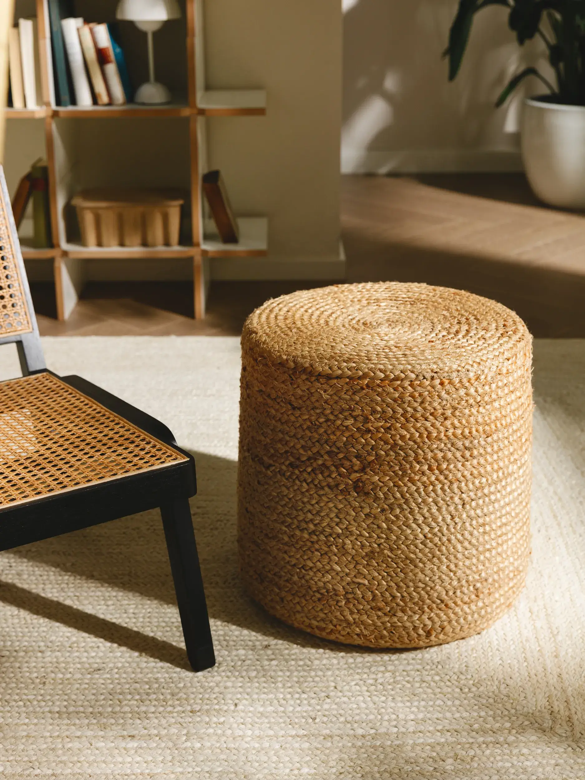 Pouf fatto a mano Jutta Marroncino in Tintaunita-ontwerp van 100% Iuta door benuta pure