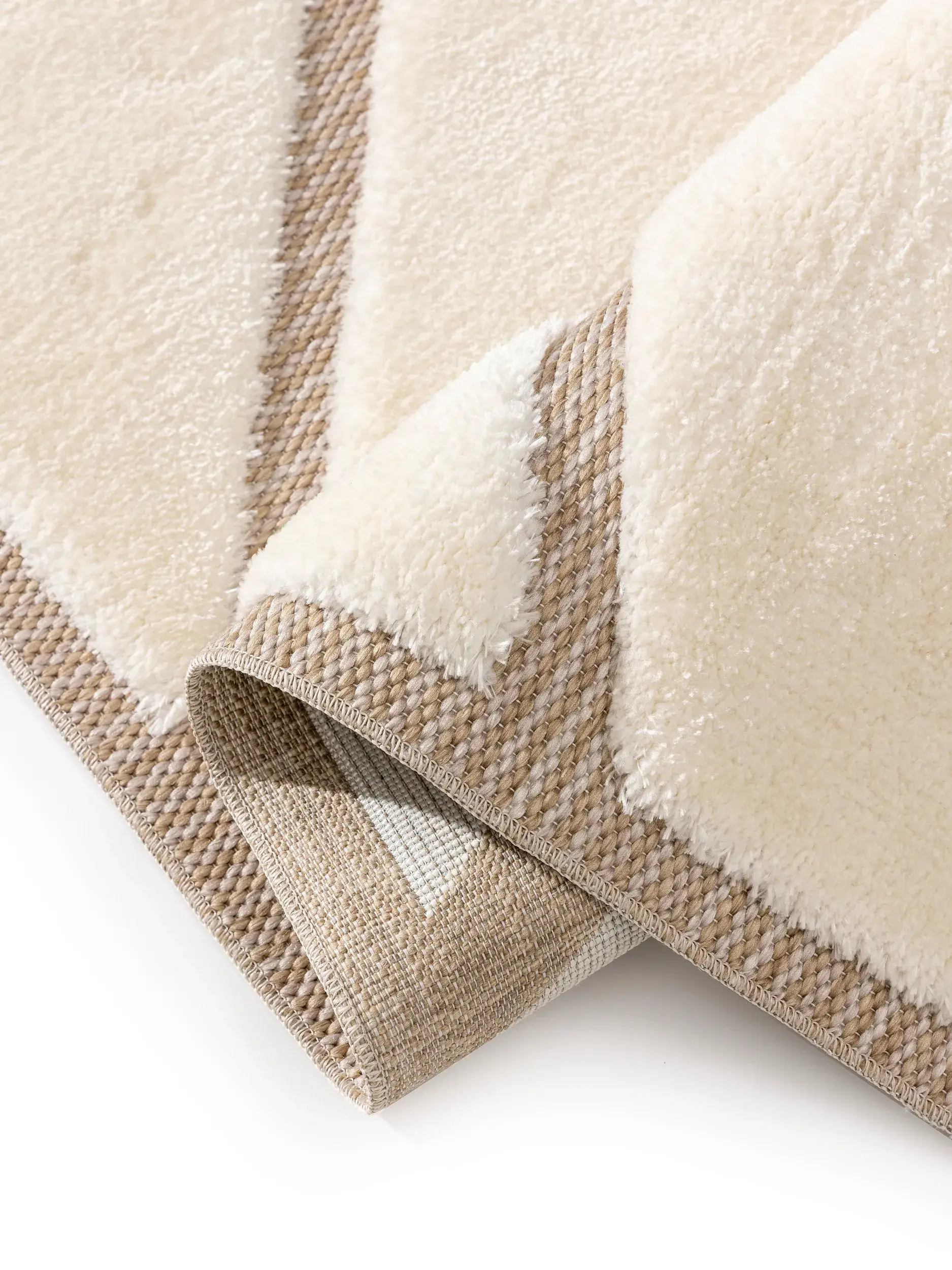 Matto 63% Polyester, 37% Polypropylena värissä Weiß 63% Polyester, 37% Polypropylen korkealla nukalla merkiltä benuta Basic