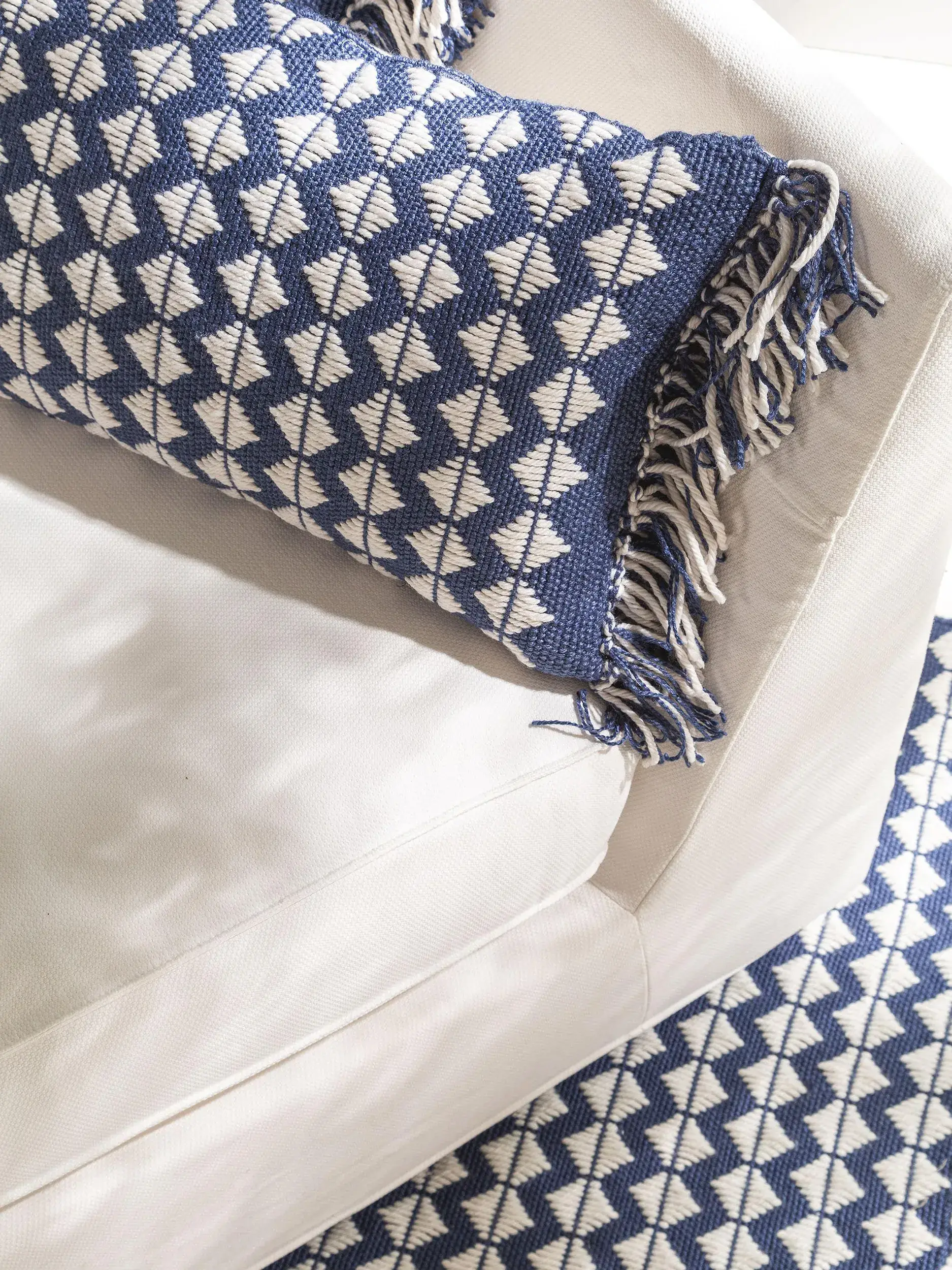 In- & Outdoor Kissen Morty Dunkelblau in Geometrisch design made of 100% Polyester (recycled PET) by benuta Pure