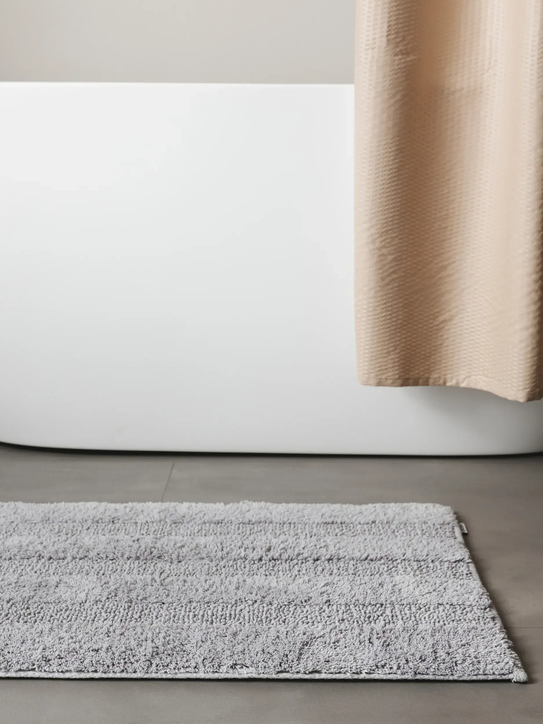 Badematte Ilka Hellgrau Einfarbig-suunnittelussa, valmistettu 100% Baumwolleista, benuta Nestin toimesta