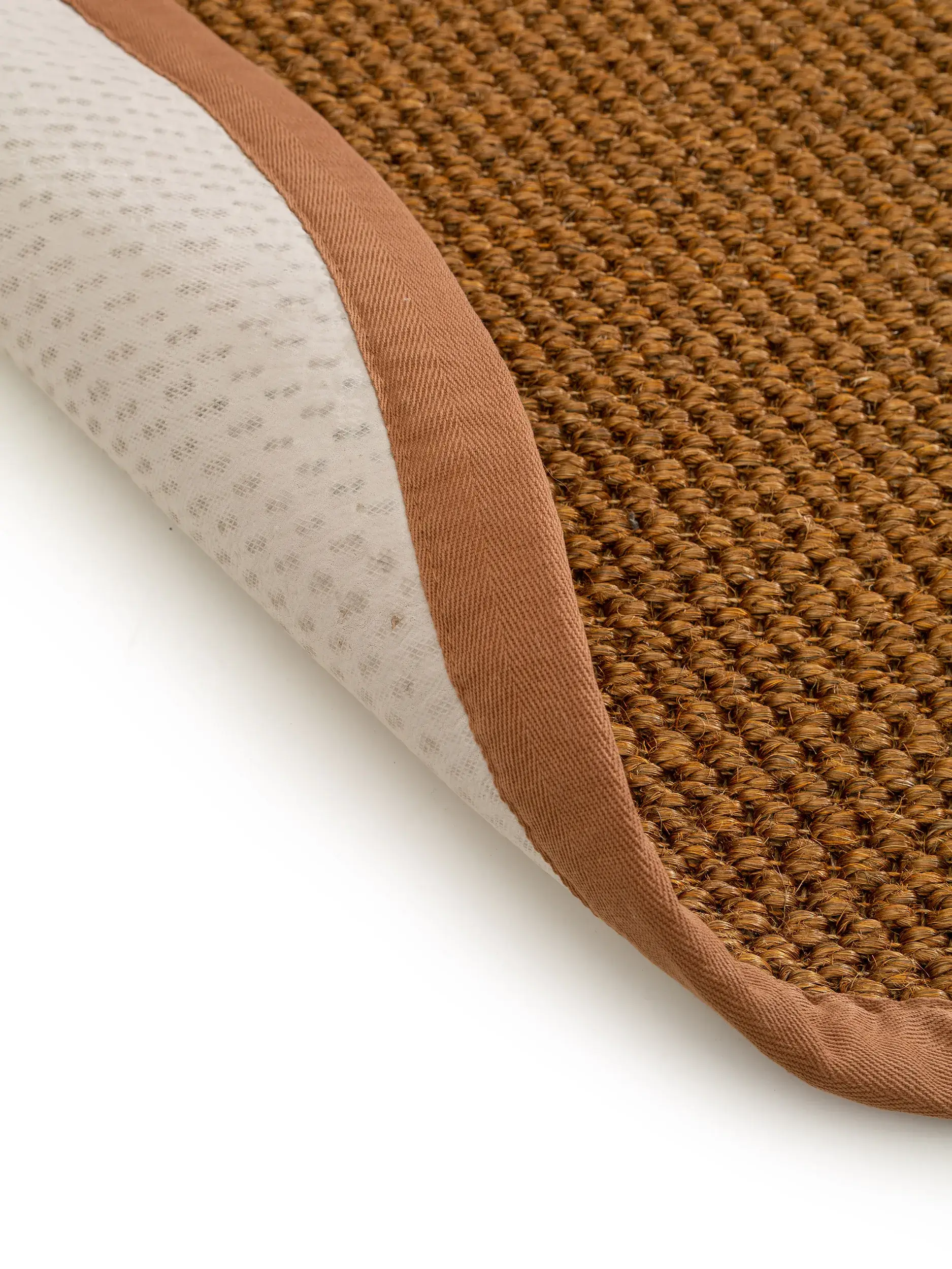Teppich aus 100% Sisal in Braun mit 100% Sisal hohem Flor von benuta Pure