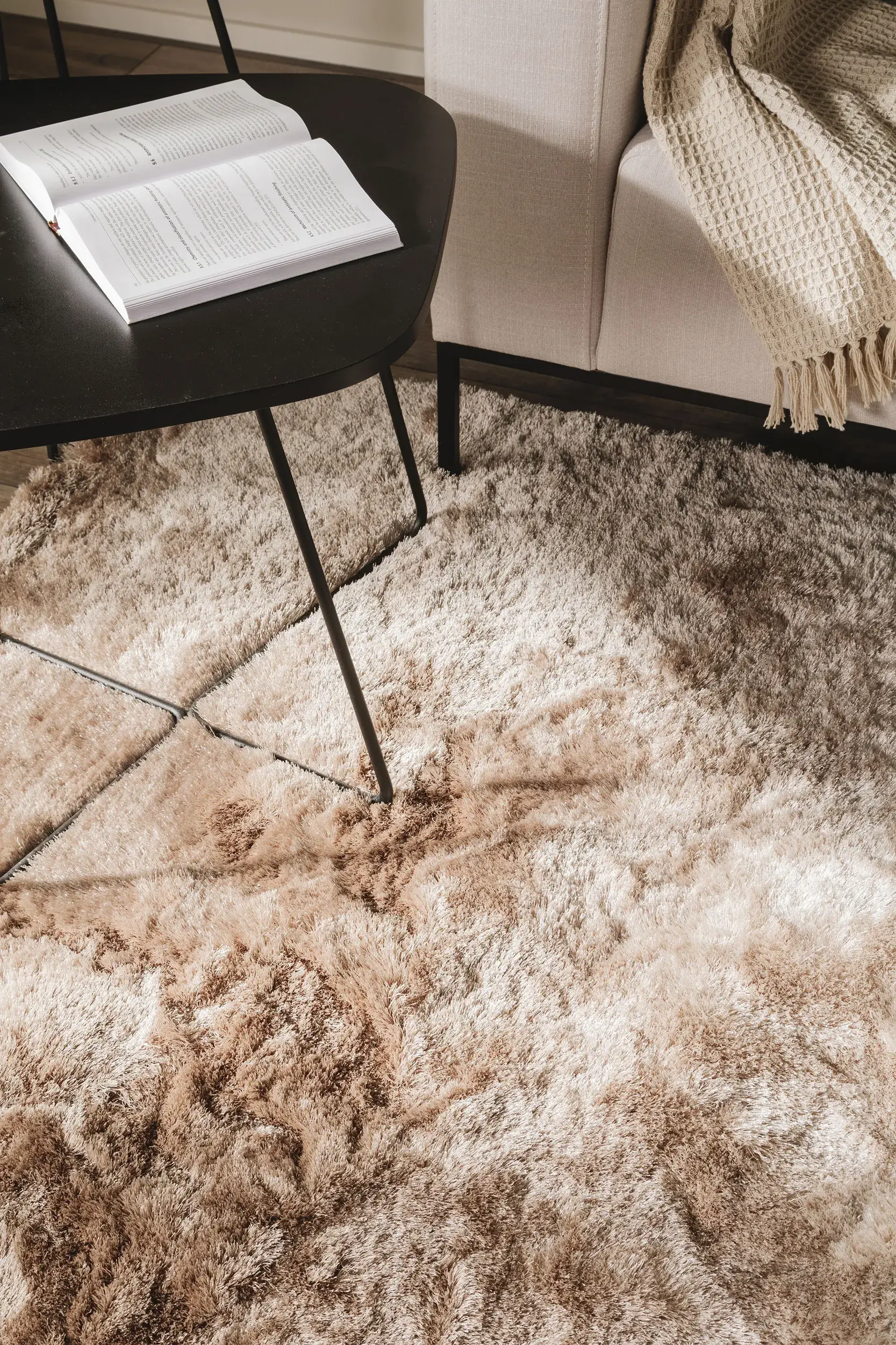 Teppich aus 100% Polyester in Beige mit 100% Polyester hohem Flor von benuta Nest