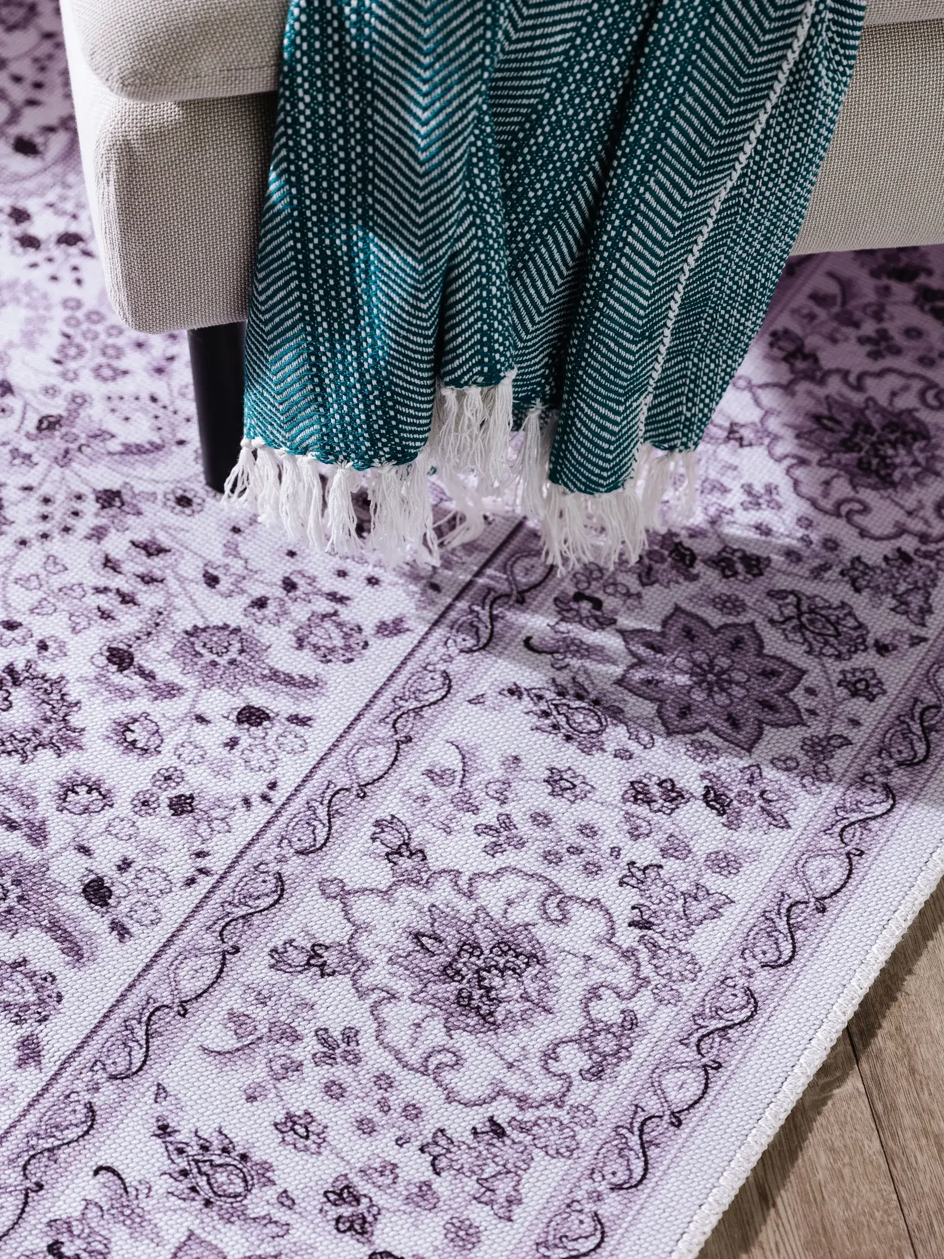 Matto 70% Polyester, 30% Baumwollea värissä Lila 70% Polyester, 30% Baumwolle korkealla nukalla merkiltä benuta Pop