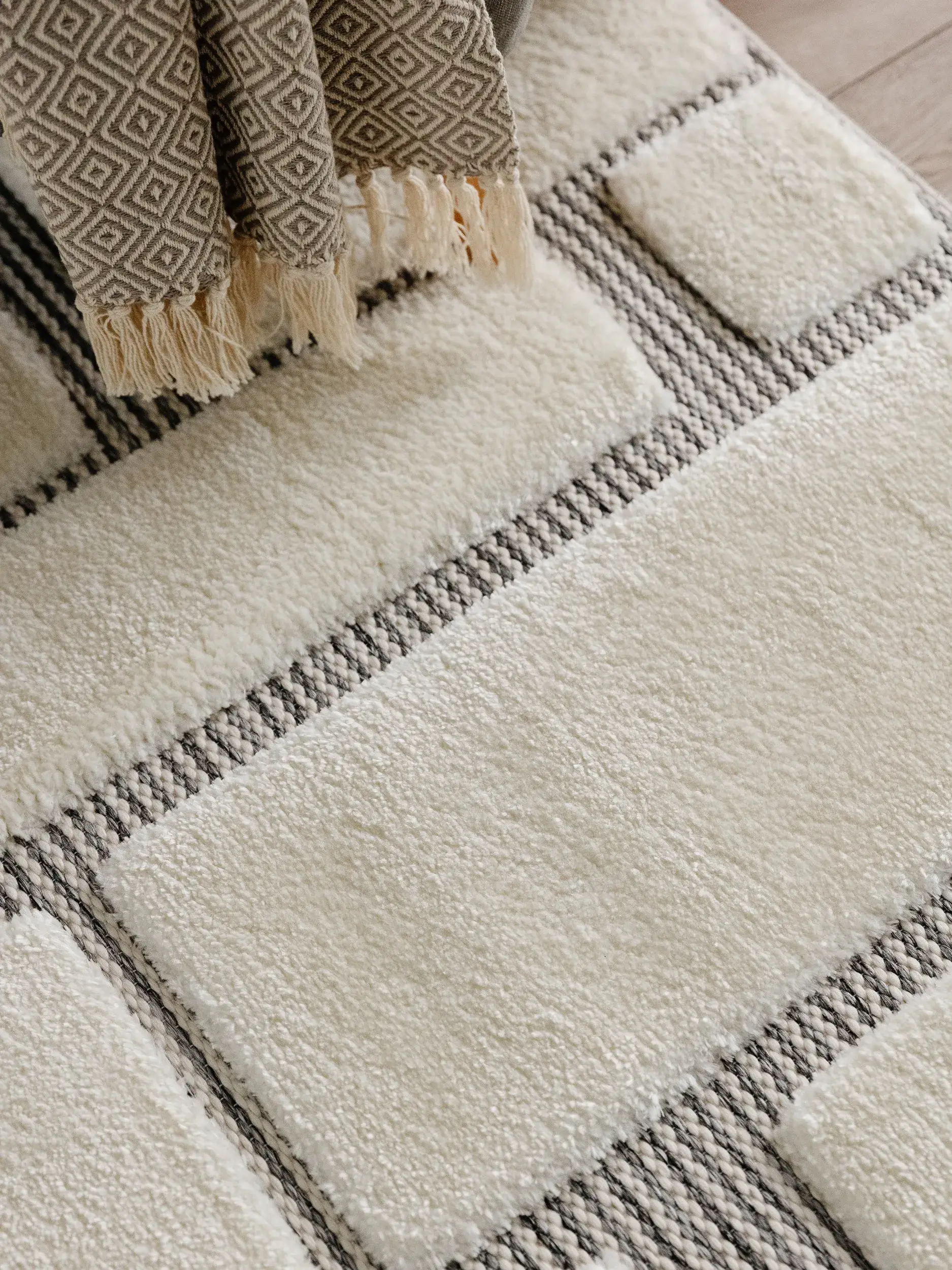 Matto 63% Polyester, 37% Polypropylena värissä Weiß 63% Polyester, 37% Polypropylen korkealla nukalla merkiltä benuta Basic