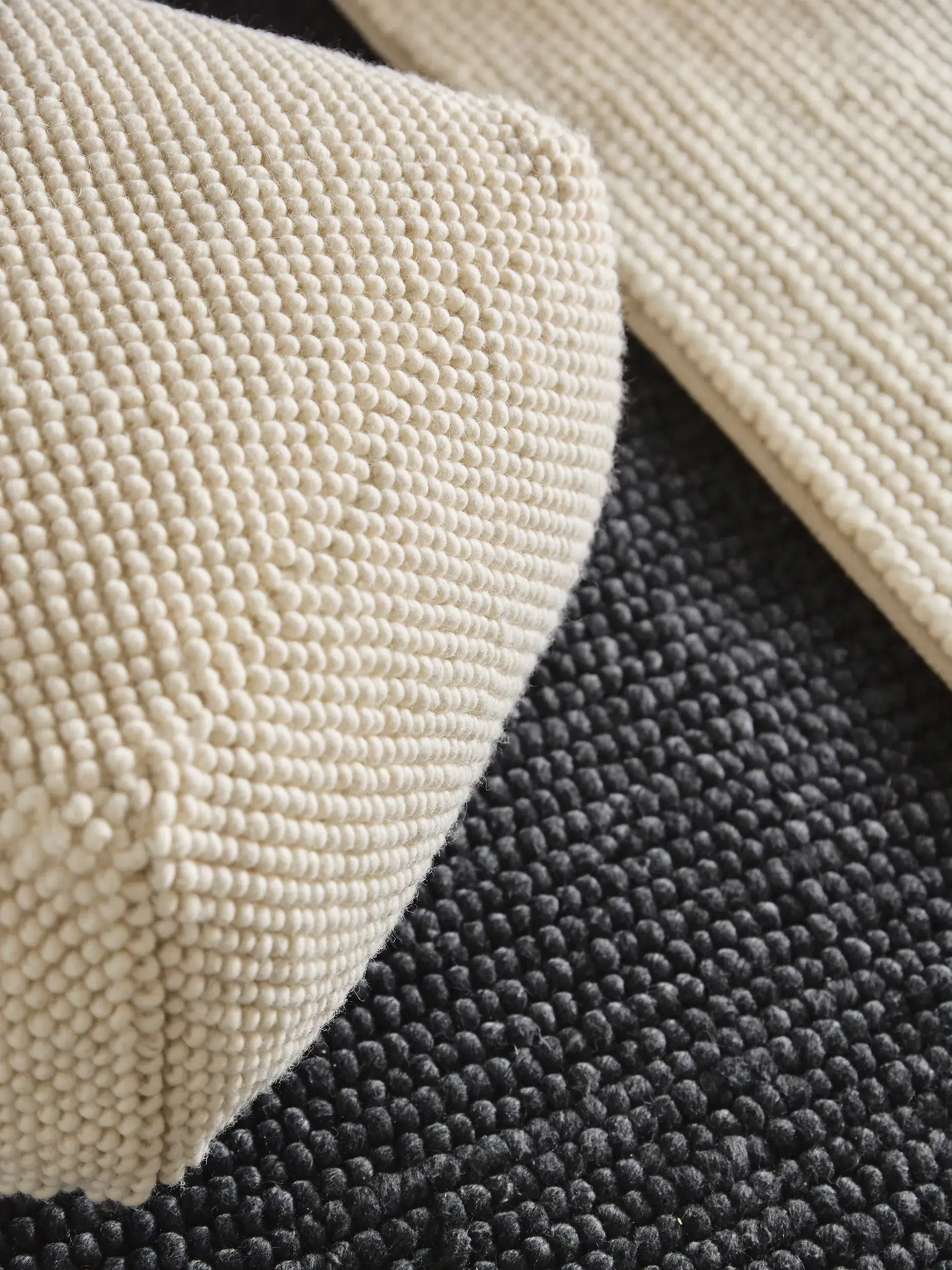 Handgjord ullpouf Beads Creme von benuta pure