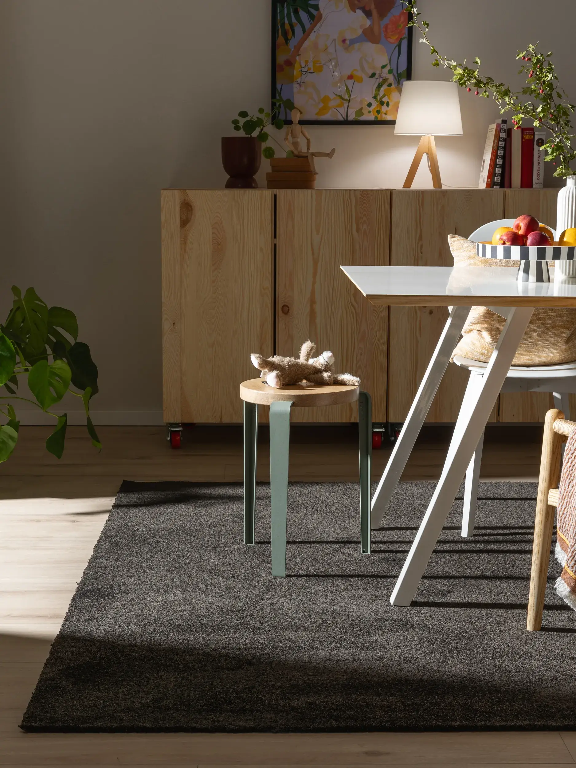 Tapijt van 100% Polyester (30% gerecycled) in Grijs met een 100% Polyester (30% gerecycled) hoge pool van benuta nest