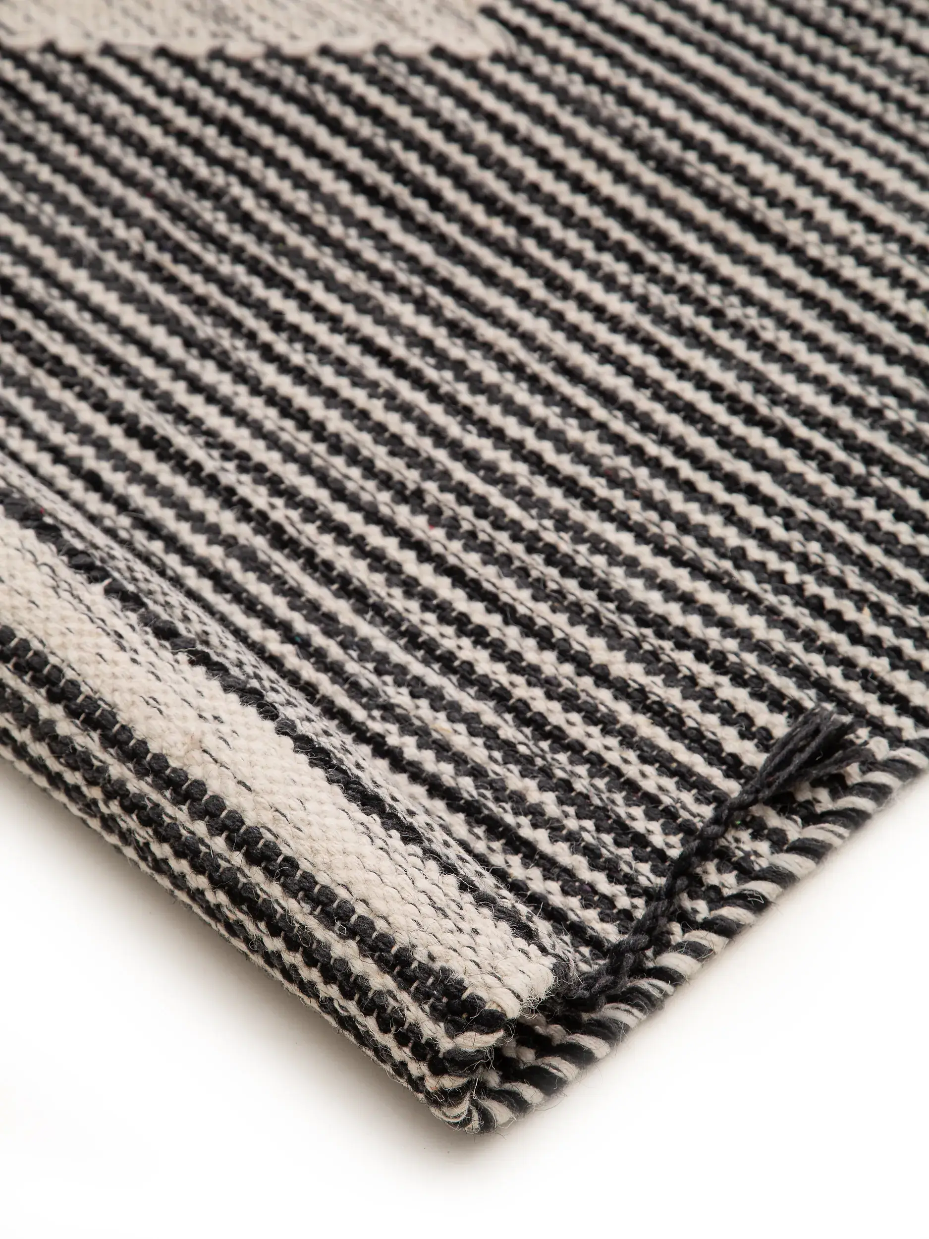 Teppich Nahla aus 50% Wolle, 50% Baumwolle in Schwarz/Weiß von benuta Pure