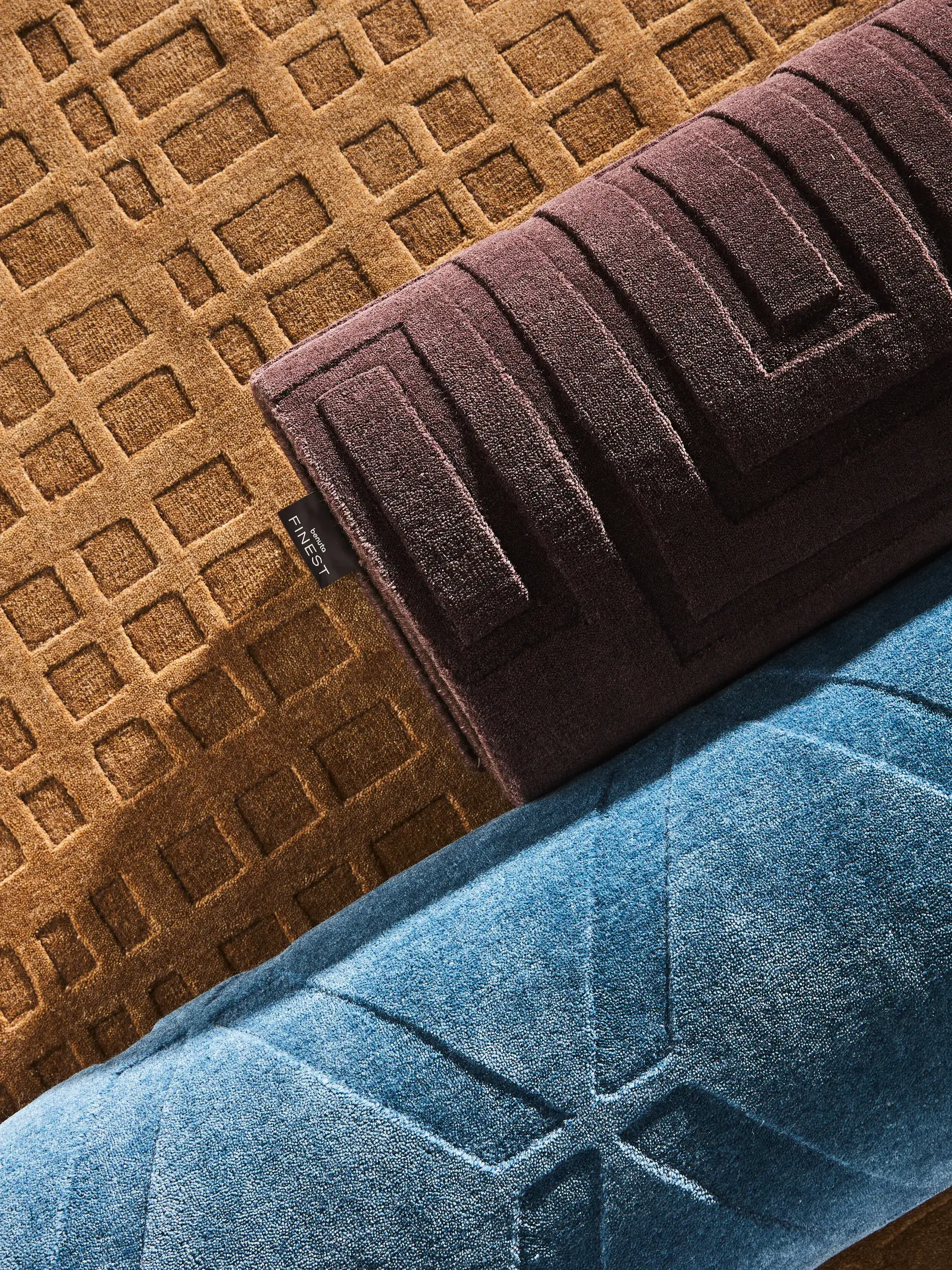 Teppich aus 50% Wolle, 50% Viskose in Blau mit 50% Wolle, 50% Viskose hohem Flor von benuta Finest