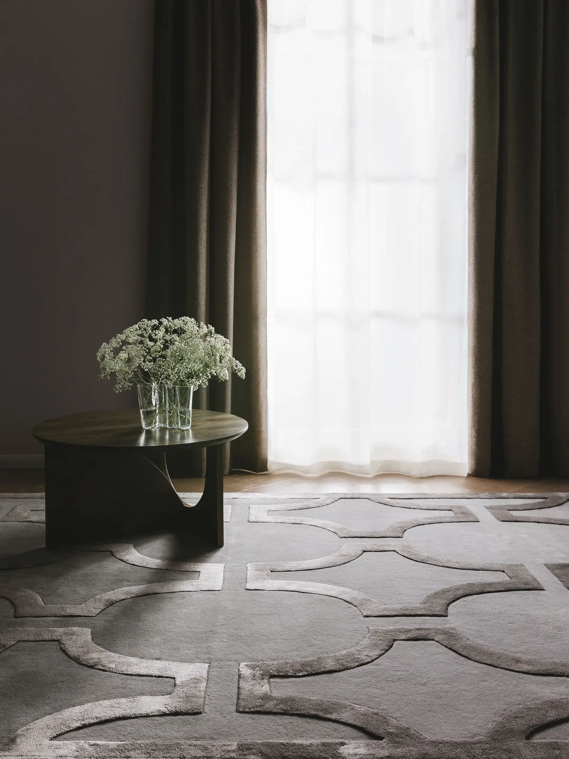 Teppich aus 65% Wolle, 35% Lyocell (Tencel™) in Grau mit 65% Wolle, 35% Lyocell (Tencel™) hohem Flor von benuta Finest