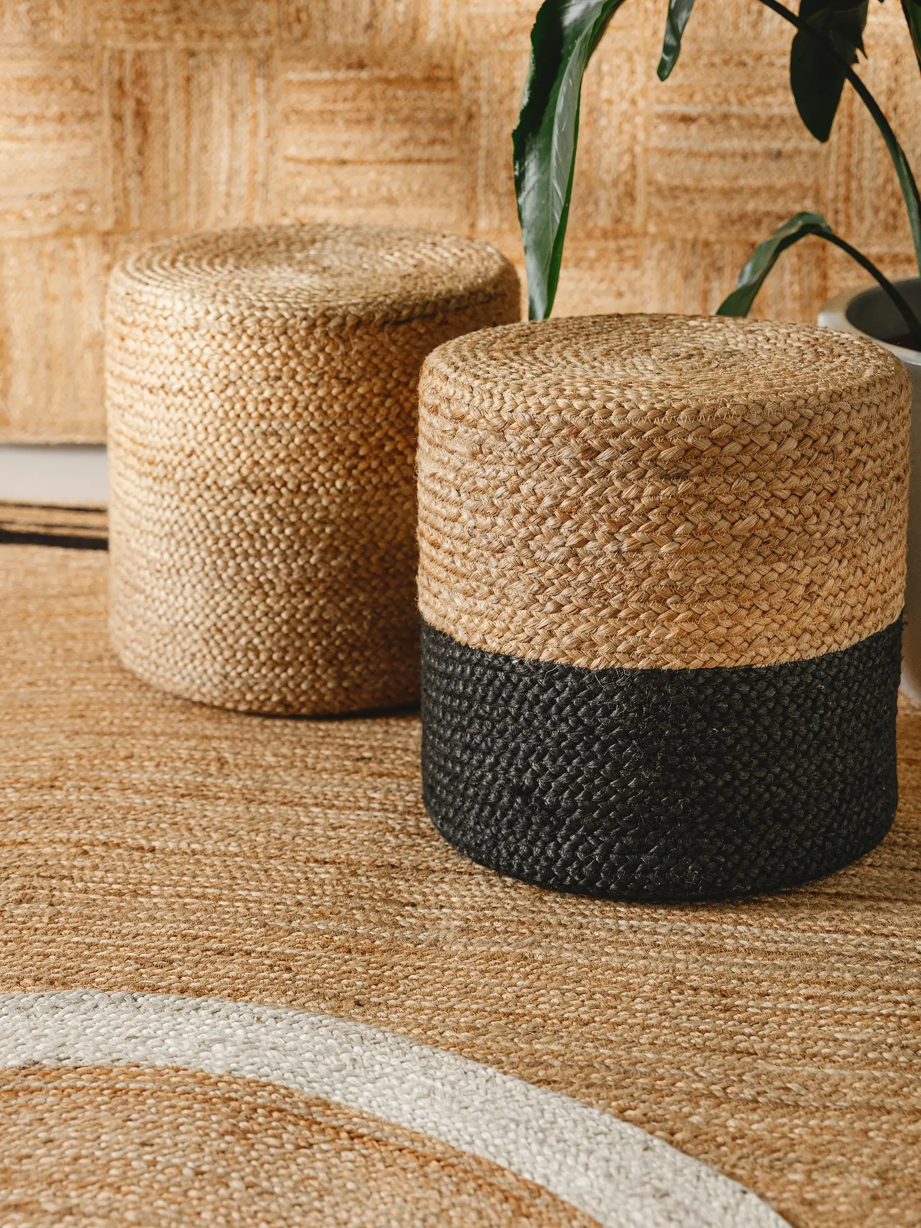 Handgefertigter Jute-Pouf Jutta Hellbraun/Schwarz in Einfarbig design made of 100% Jute by benuta Pure