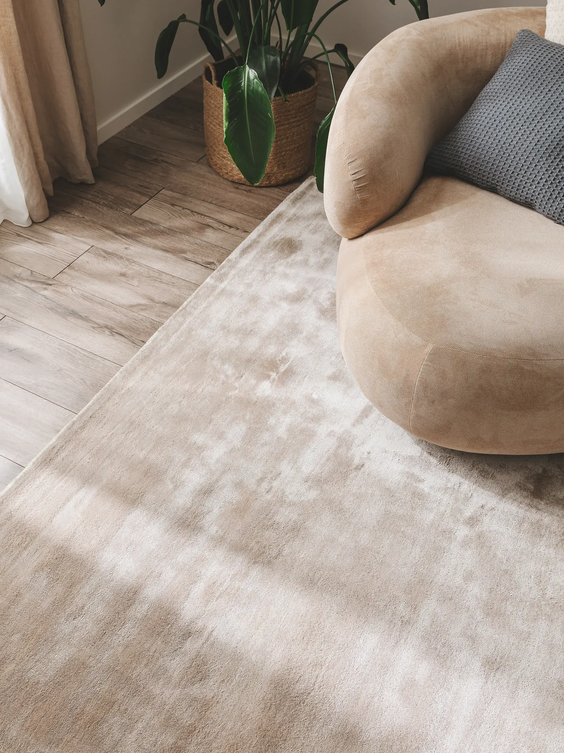 Tapijt van 100% Viscose in Taupe met een 100% Viscose hoge pool van benuta pure