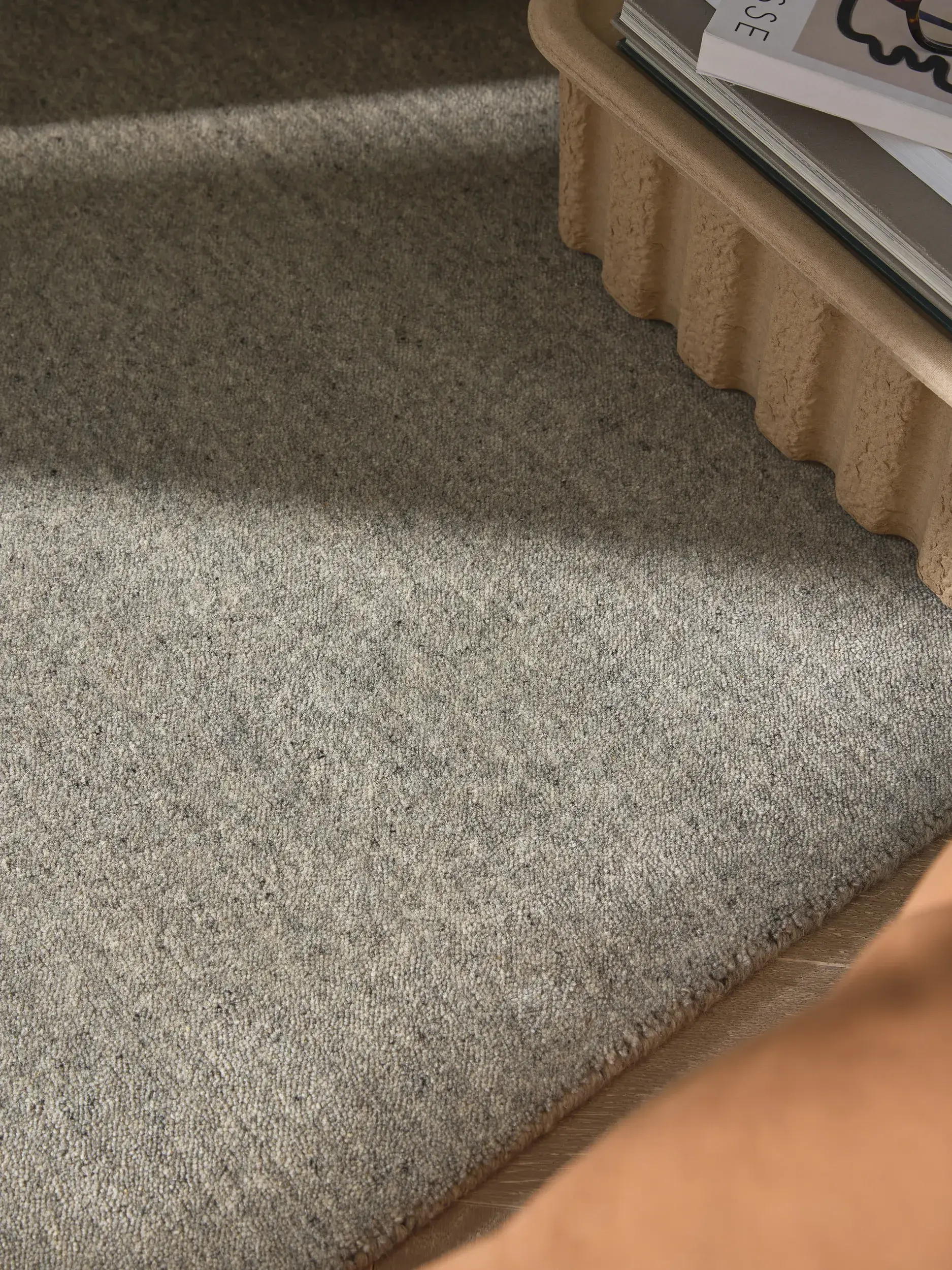 Teppich aus 100% Wolle in Grau mit 100% Wolle hohem Flor von benuta Pure