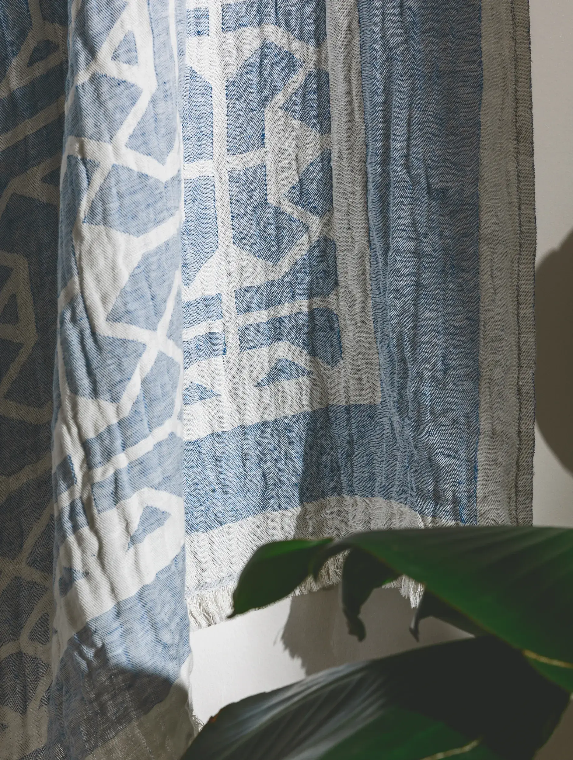 Plaid in misto lino Sabine Azzuro in Geometrico-ontwerp van 60% Cotone, 40% Lino door benuta pure