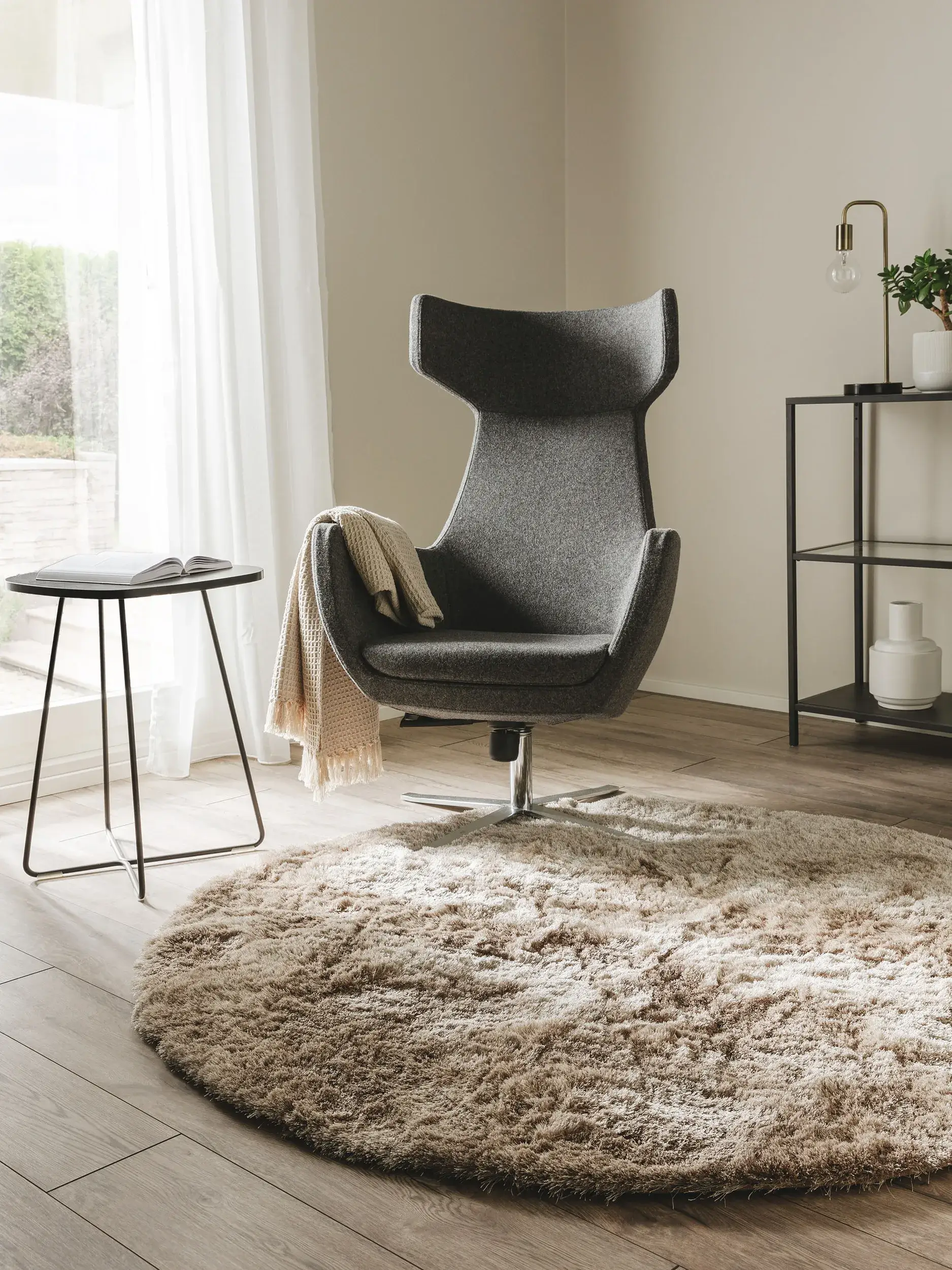 Teppich aus 100% Polyester in Braun mit 100% Polyester hohem Flor von benuta Nest