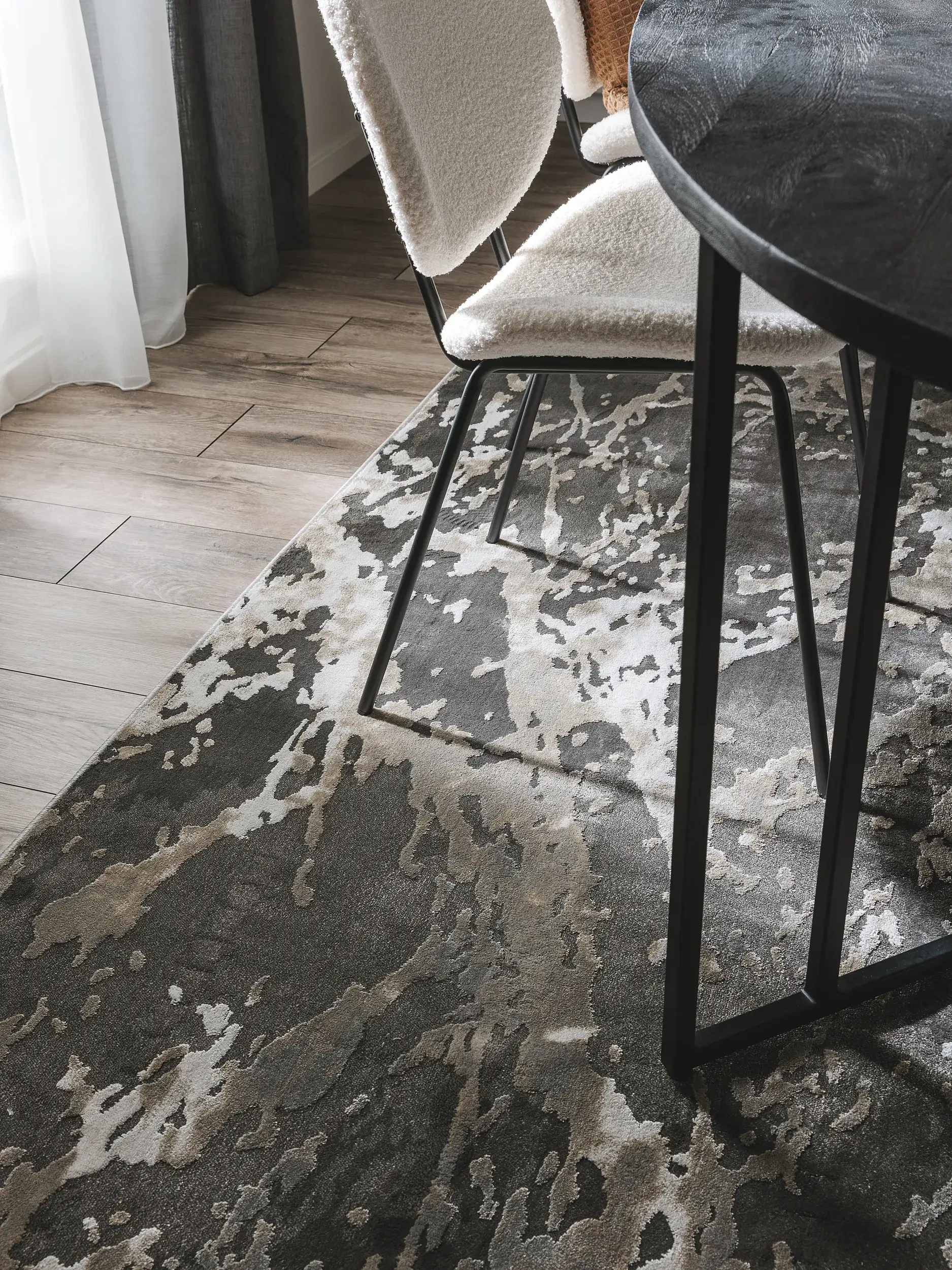 Tappeto di 100% Poliestere in Grigio con pelo alto 100% Poliestere da benuta nest