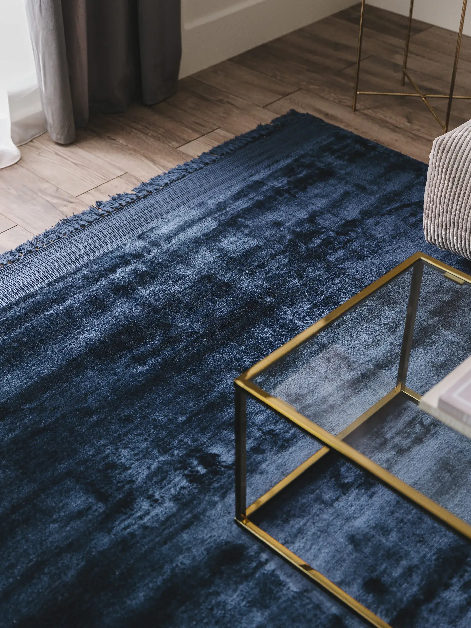 Teppich aus 100% Viskose in Blau mit 100% Viskose hohem Flor von benuta Finest