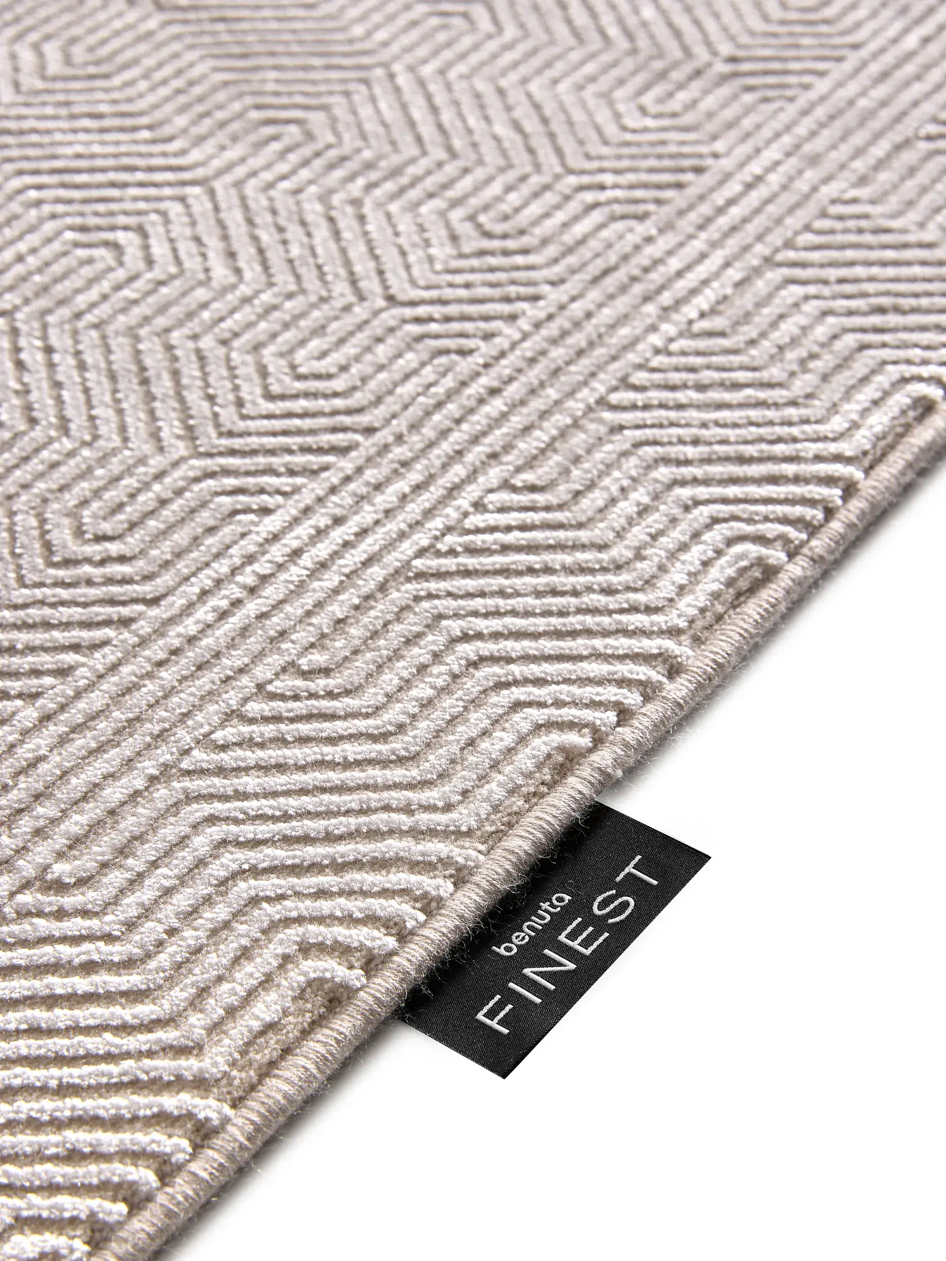 Teppich aus 60% Viskose, 40% Polyacryl (Chenille) in Beige mit 60% Viskose, 40% Polyacryl (Chenille) hohem Flor von benuta Finest