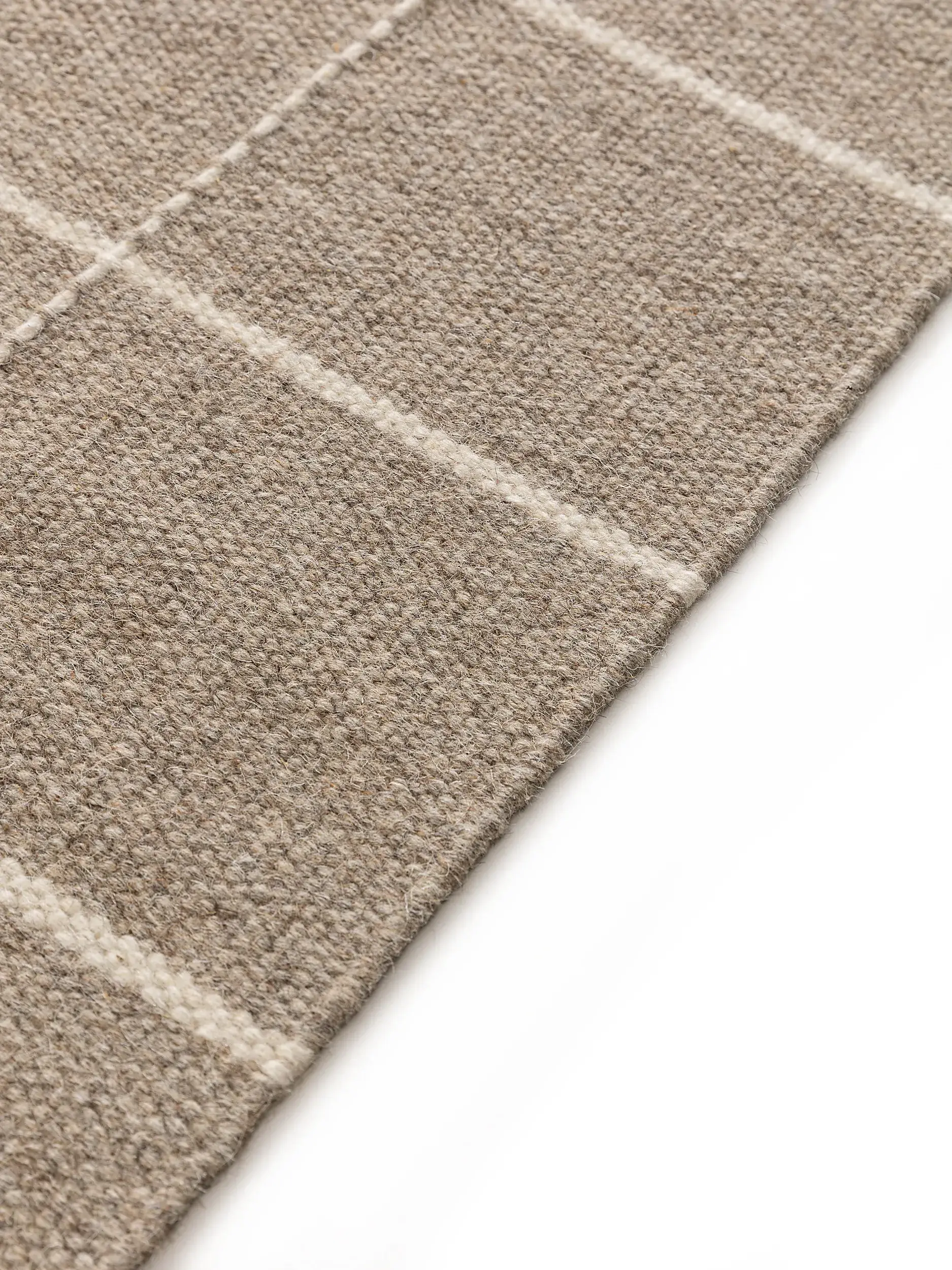 Matto 90% Wolle, 10% Baumwollea värissä Taupe 90% Wolle, 10% Baumwolle korkealla nukalla merkiltä benuta Pure