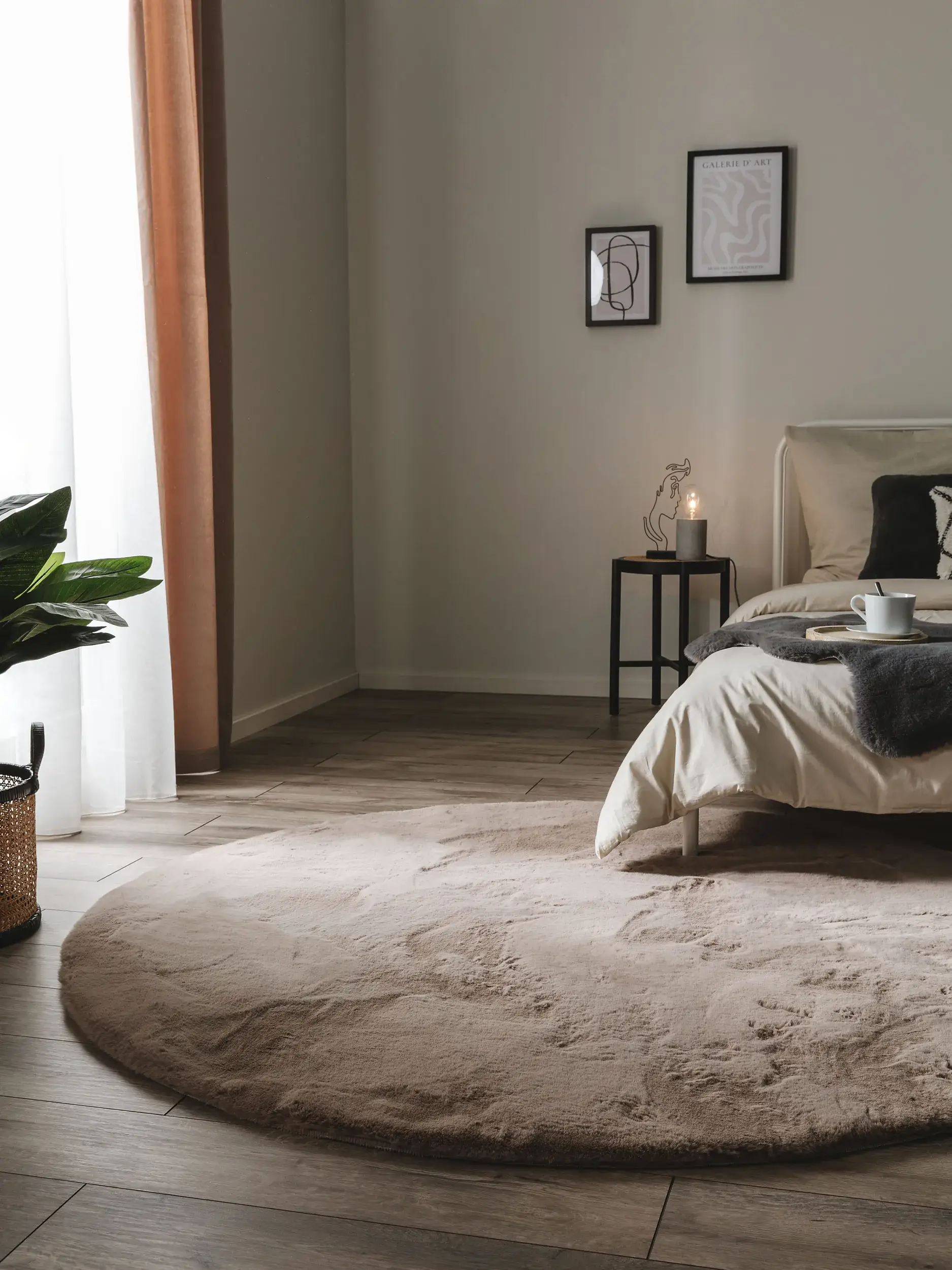 Teppich aus 100% Polyester in Taupe mit 100% Polyester hohem Flor von benuta Nest