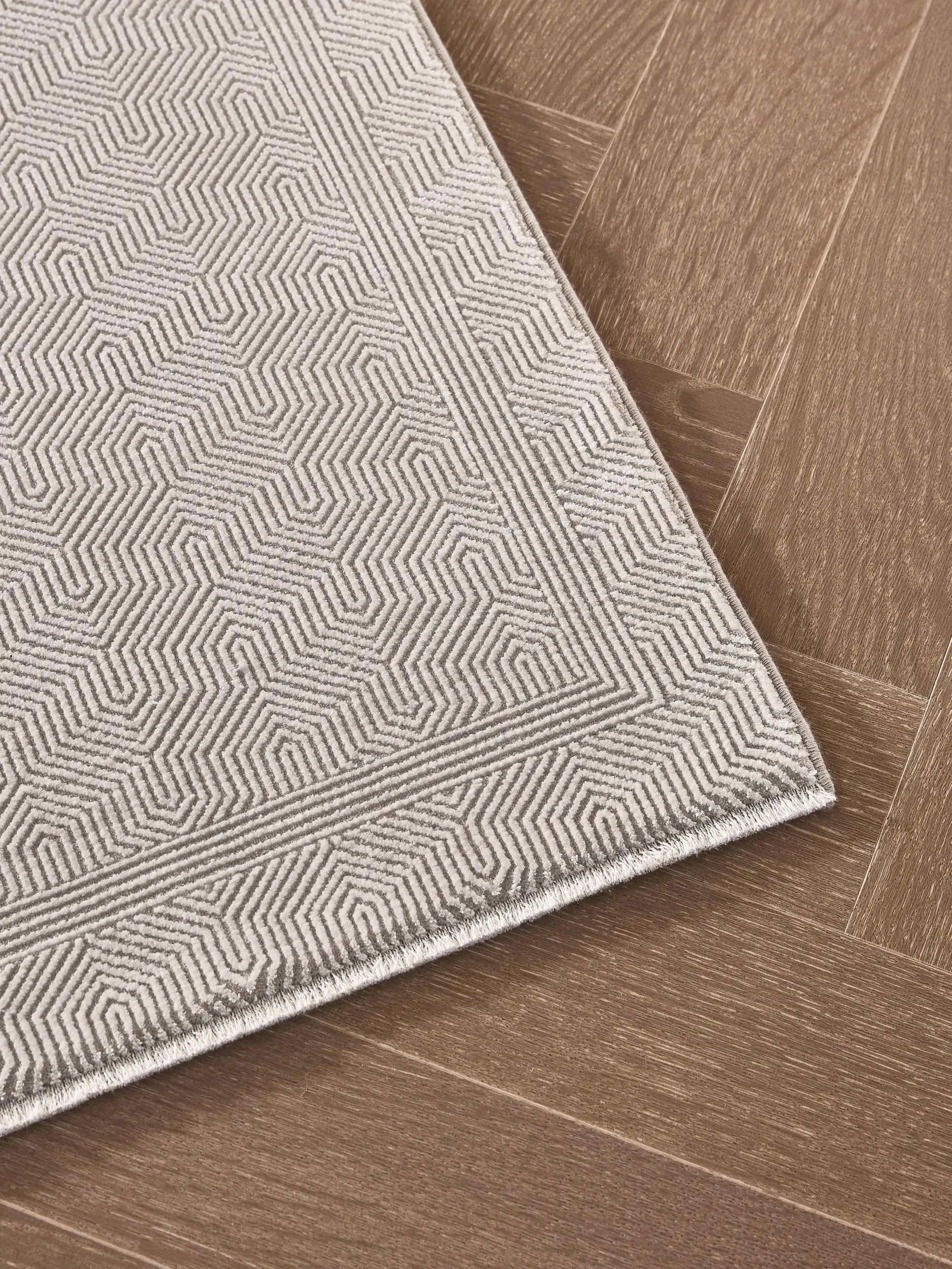 Teppich aus 60% Viskose, 40% Polyacryl (Chenille) in Beige mit 60% Viskose, 40% Polyacryl (Chenille) hohem Flor von benuta Finest