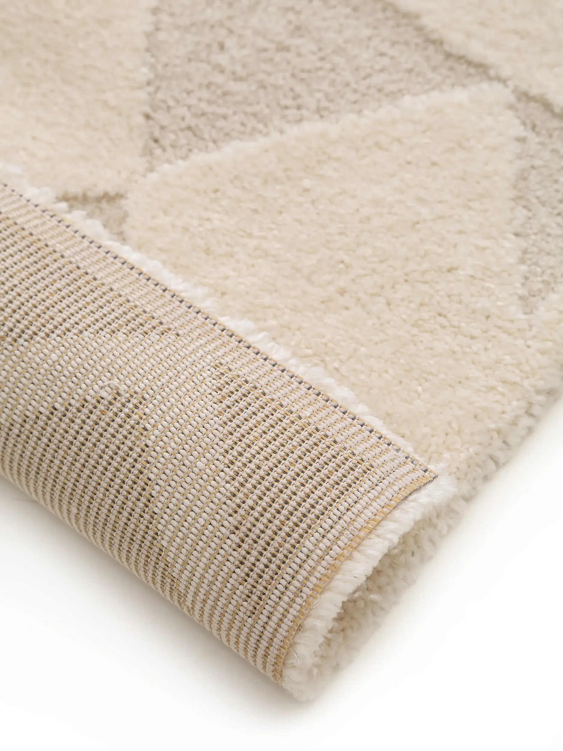 Matta av 60% Polypropen, 40% Polyester i Beige med 60% Polypropen, 40% Polyester hög lugg från Lytte