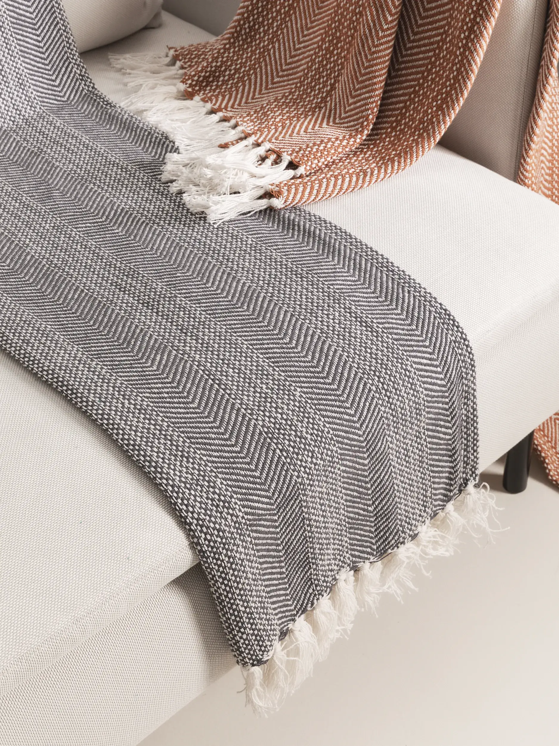 Baumwolldecke Alisea Anthrazit in Ornament design made of 100% Cotton by benuta Nest