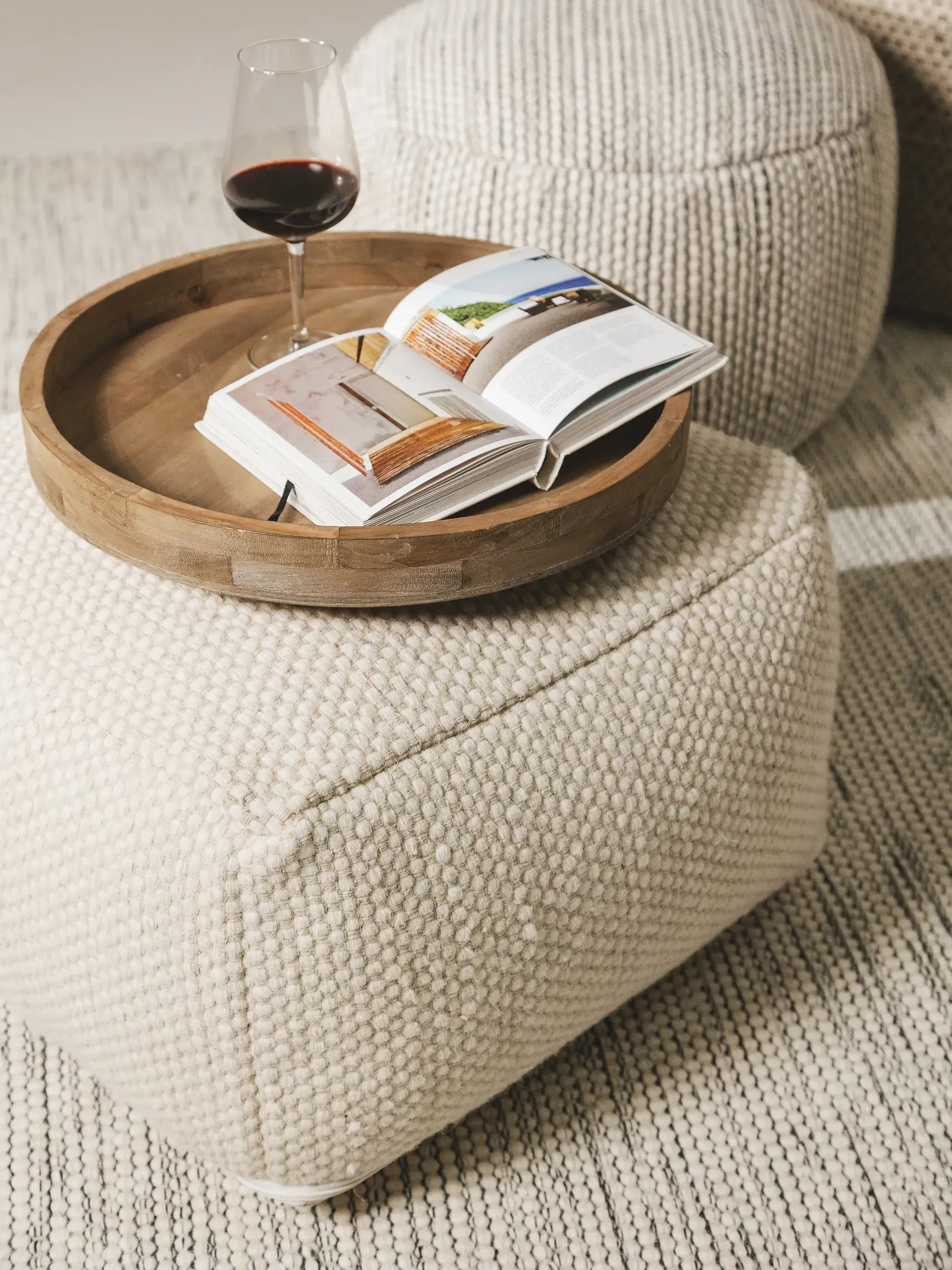 Handgjord ullpouf Rocco Beige/svart med Enfärgad-design i 80% Ull, 20% Bomull från benuta pure