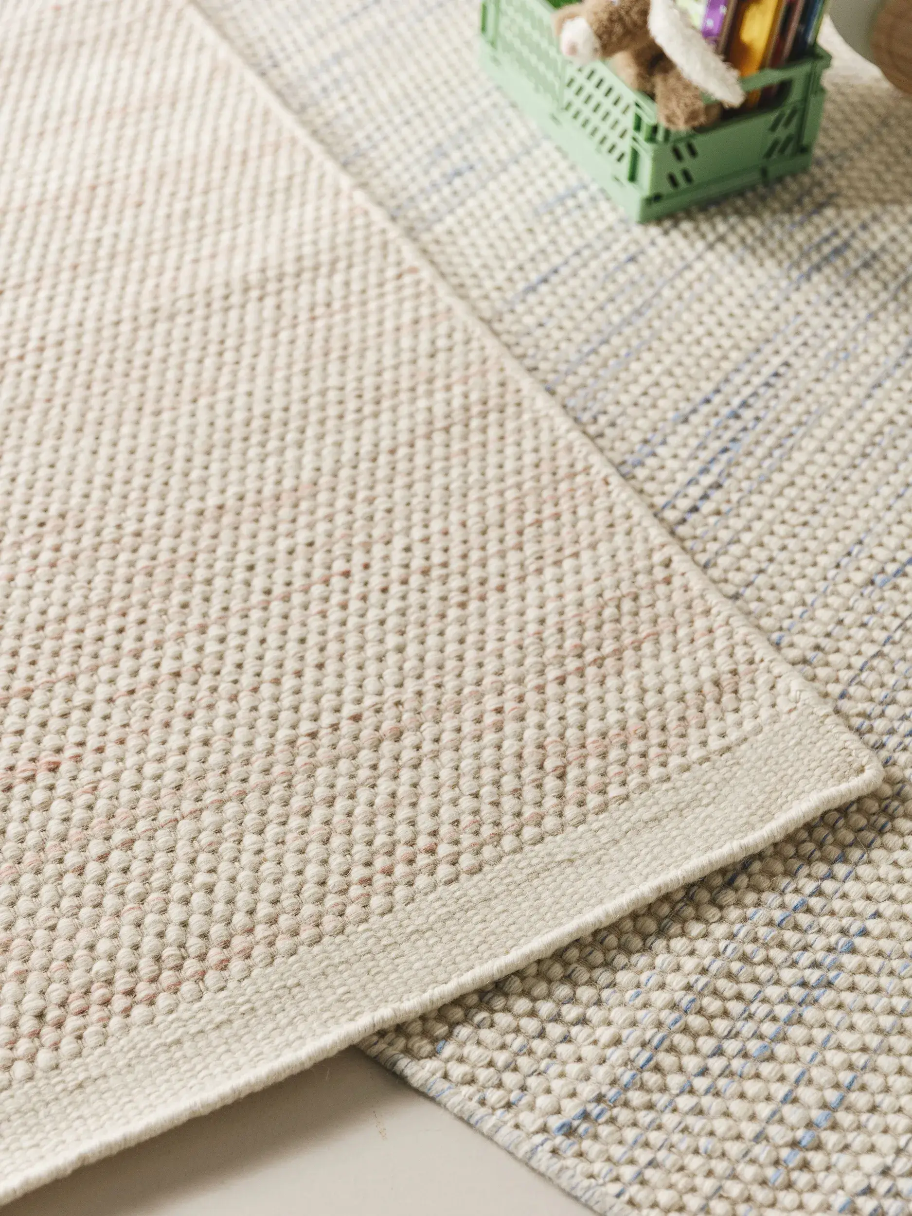 Teppich aus 100% Wolle in Rosa mit 100% Wolle hohem Flor von Lytte
