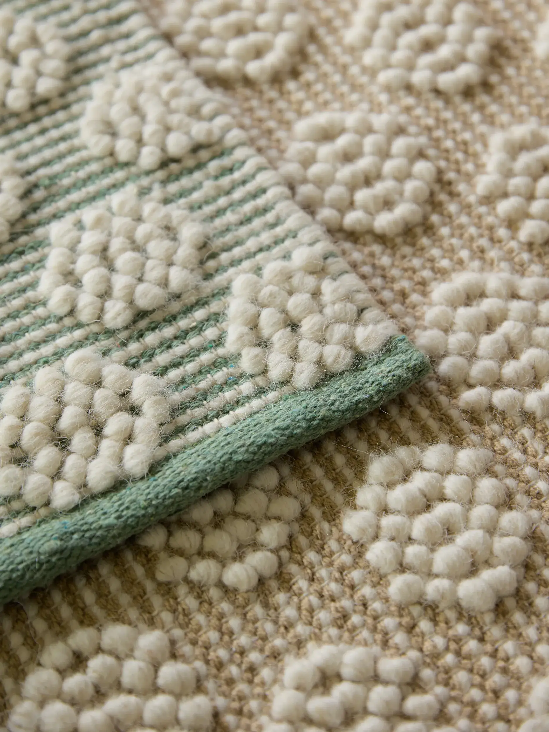 Teppich aus 60% Wolle, 40% Baumwolle in Grün mit 60% Wolle, 40% Baumwolle hohem Flor von Lytte