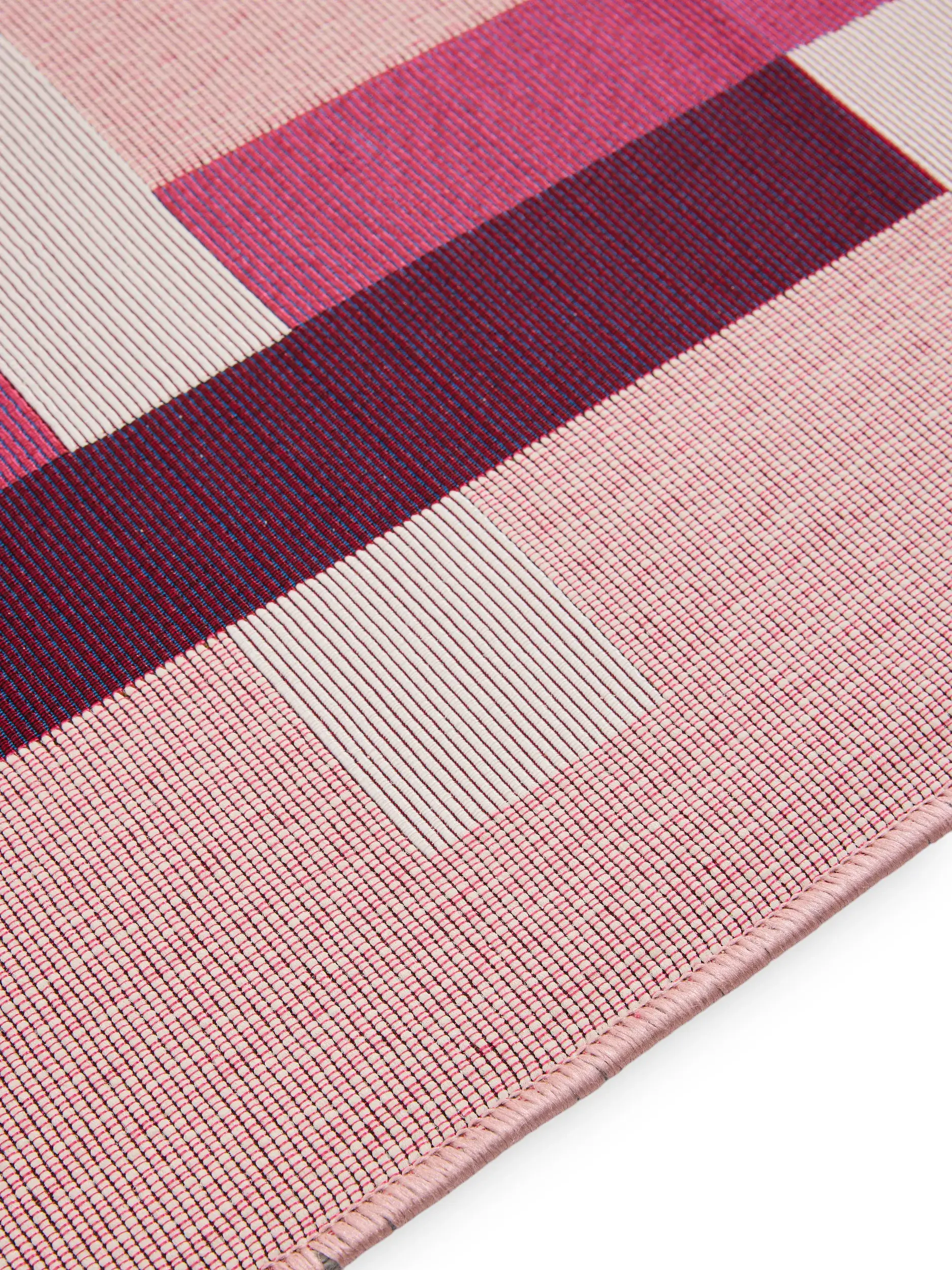 Teppich aus 76% Polypropylen, 23% Polyester, 1% Latex in Rosa mit 76% Polypropylen, 23% Polyester, 1% Latex hohem Flor von benuta Pop
