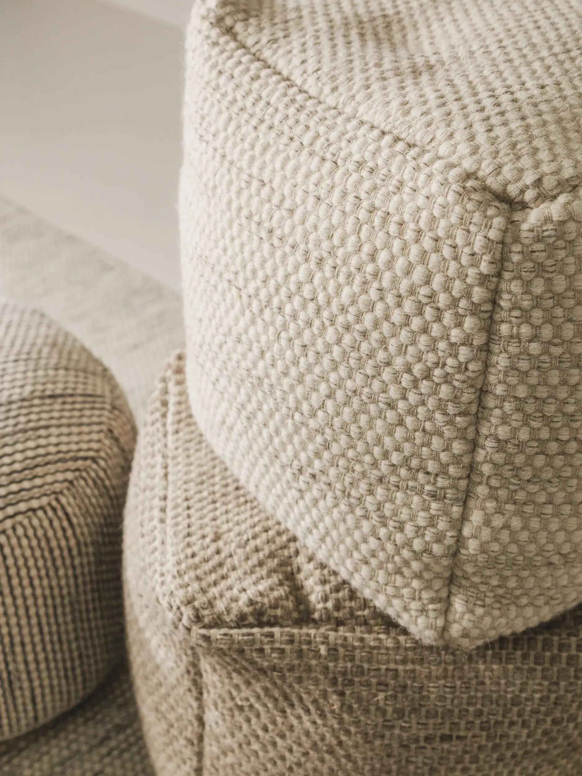 Handgefertigter Woll-Pouf Rocco Beige/Schwarz im Design Einfarbig aus 80% Wolle, 20% Baumwolle von benuta Pure