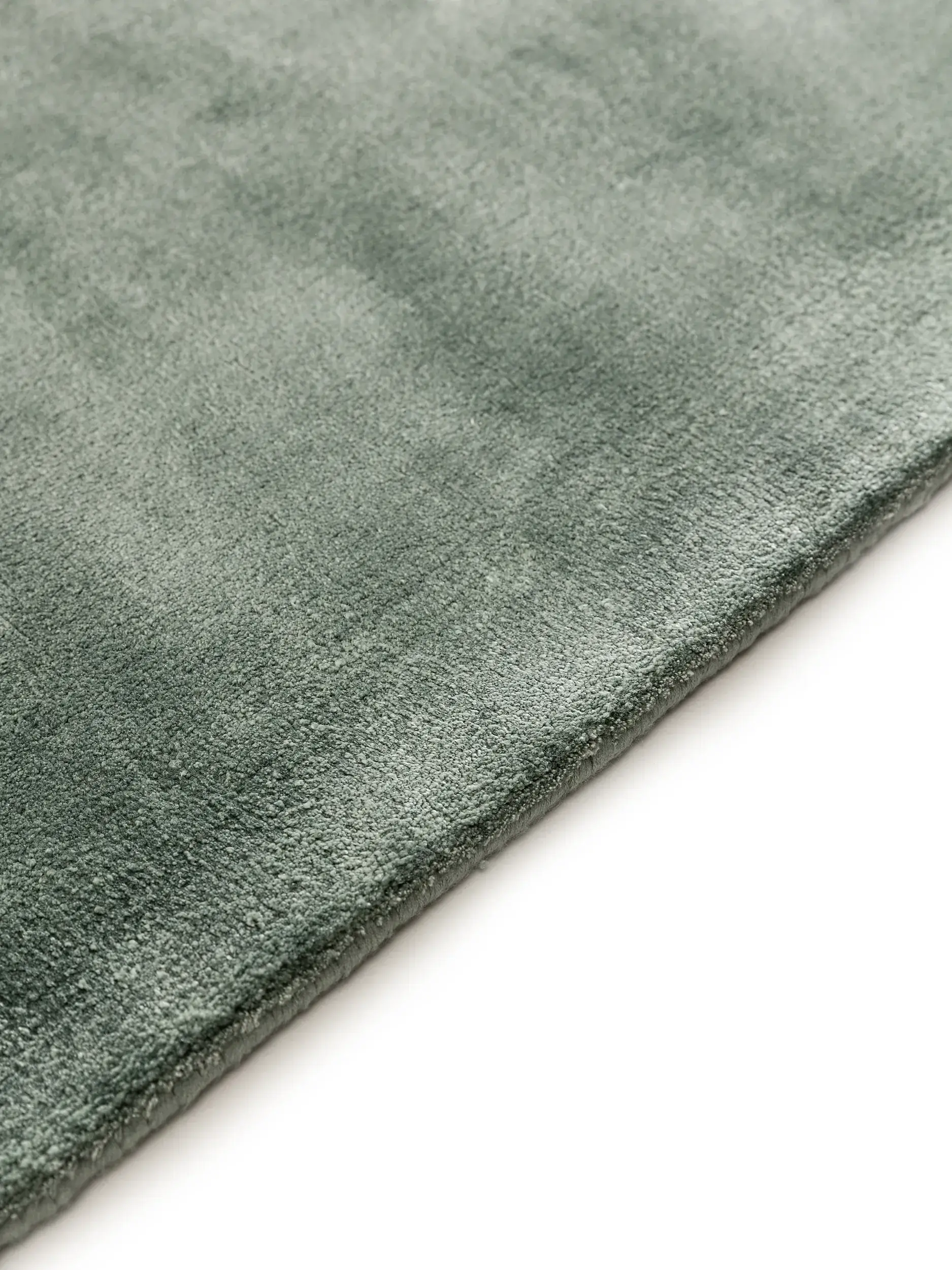 Teppich aus 100% Viskose in Grün mit 100% Viskose hohem Flor von benuta Pure