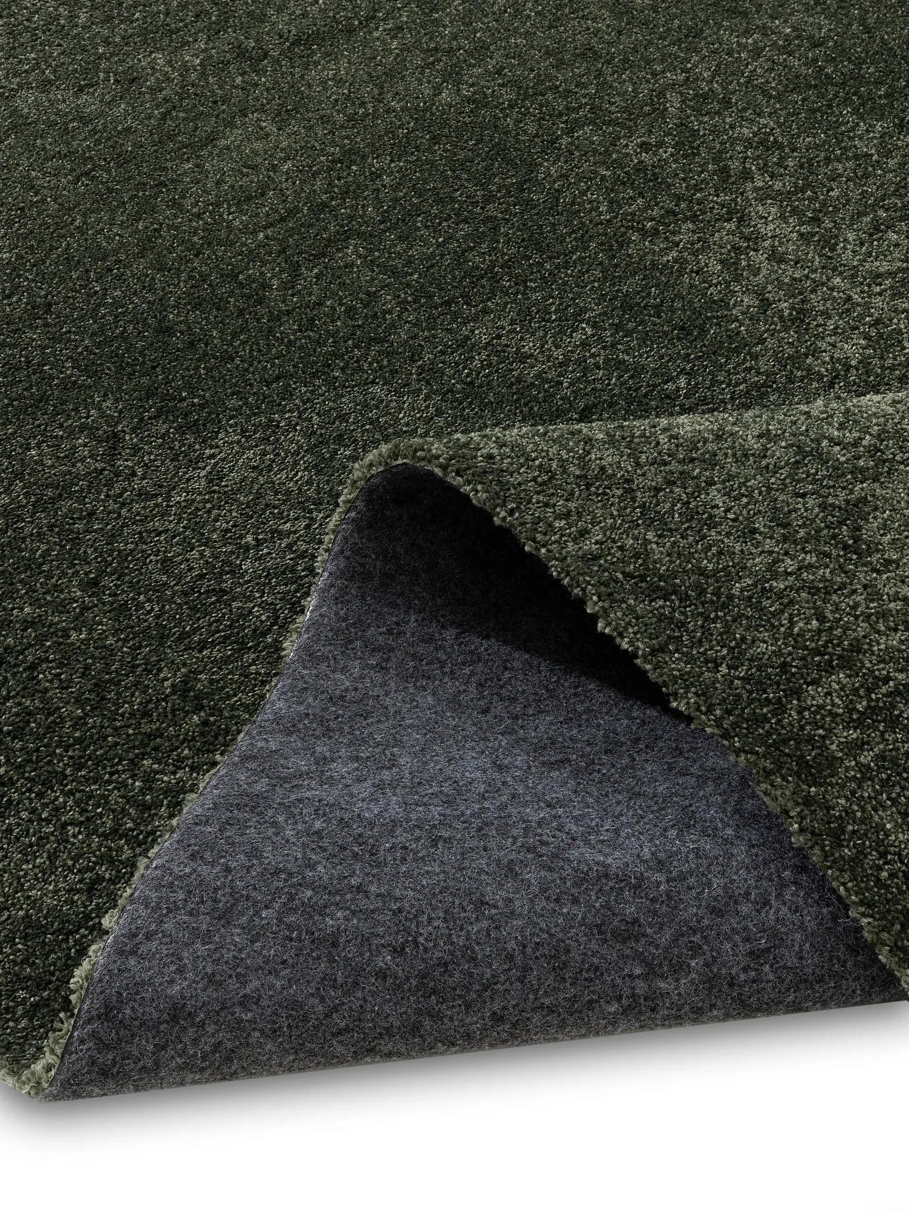 Tapijt van 100% Polyester (30% gerecycled) in Groen met een 100% Polyester (30% gerecycled) hoge pool van benuta nest