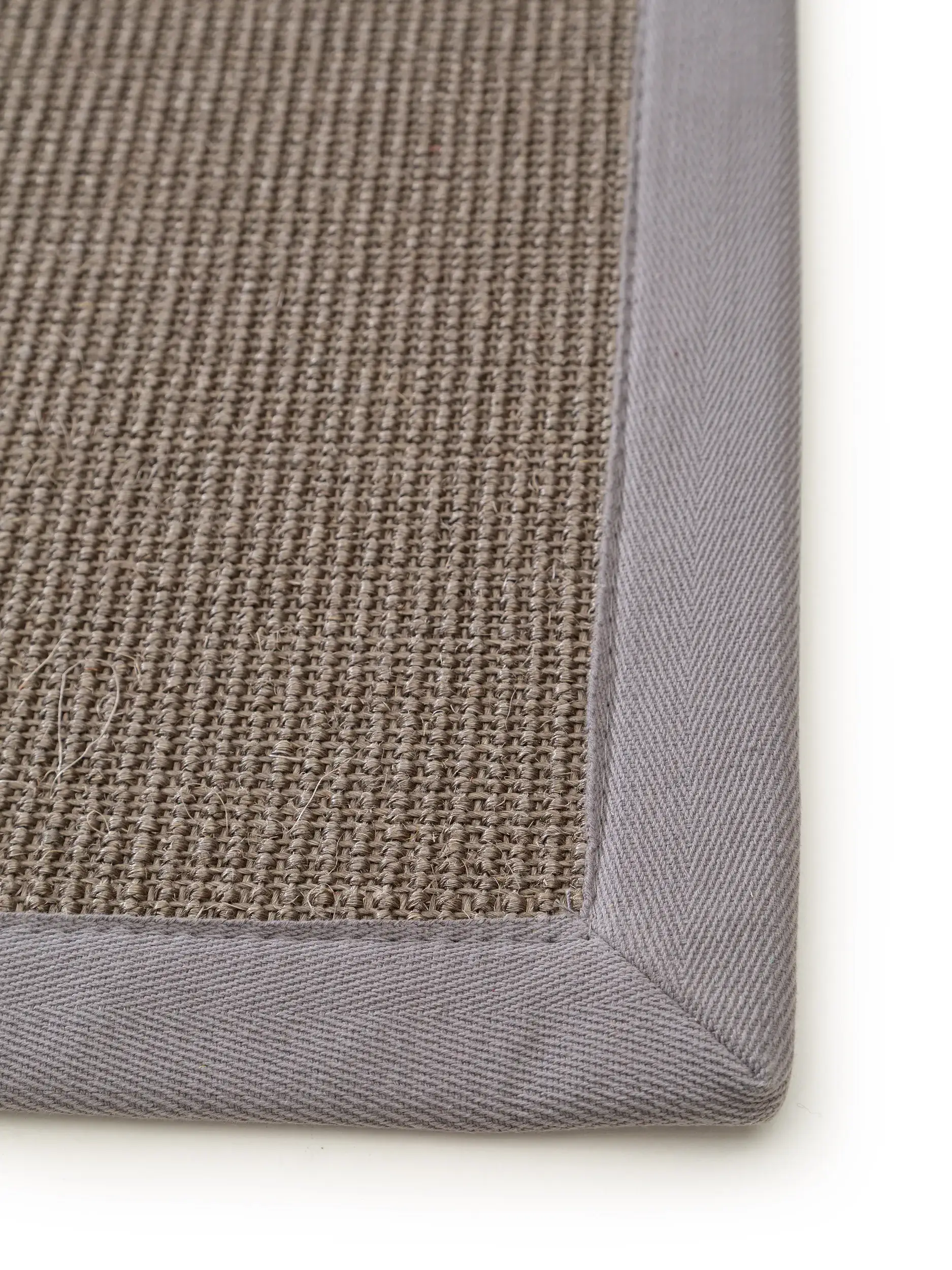 Fußmatte Sana Grau im Design Bordüre aus 100% Sisal von benuta Nest