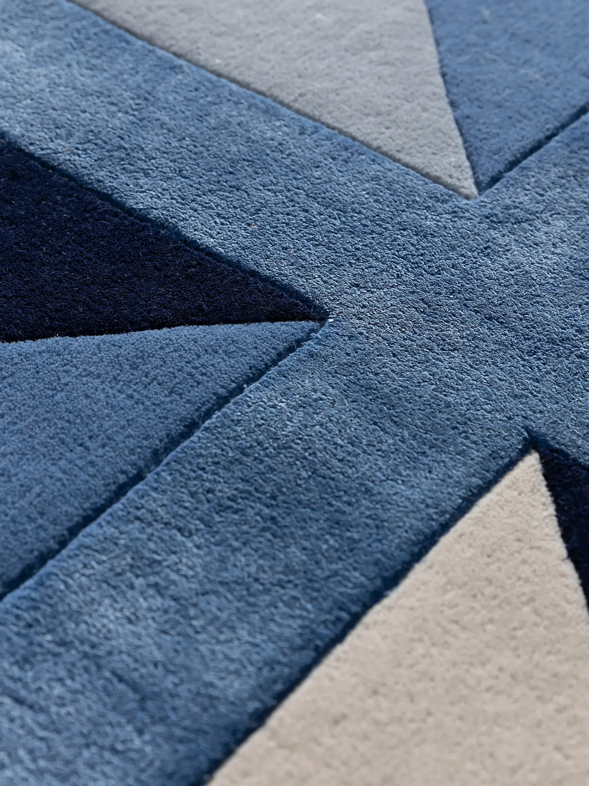 Teppich aus 60% Wolle, 40% Lyocell (Tencel™) in Blau mit 60% Wolle, 40% Lyocell (Tencel™) hohem Flor von benuta Finest
