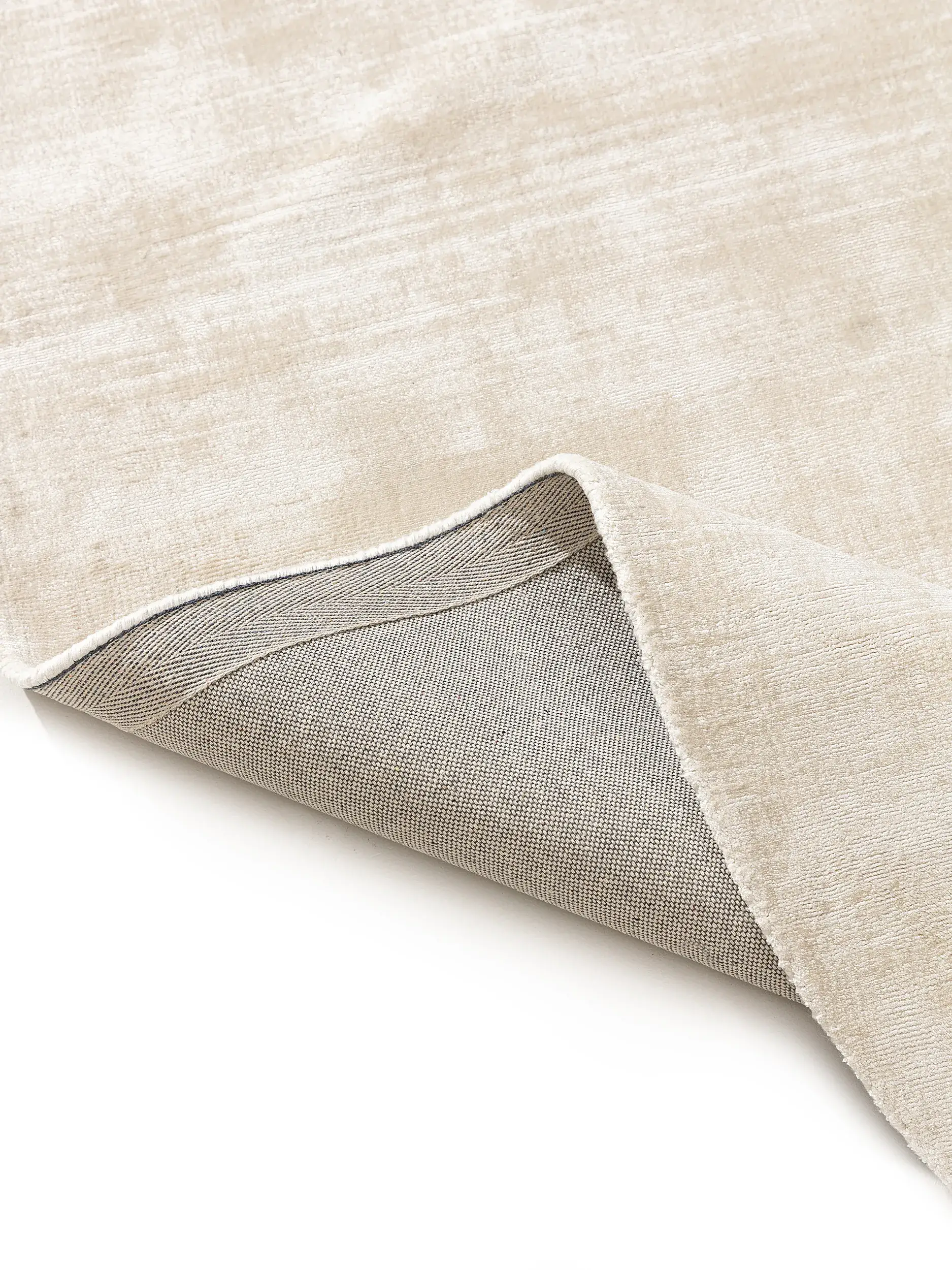 Teppich aus 100% Viskose in Beige mit 100% Viskose hohem Flor von benuta Pure