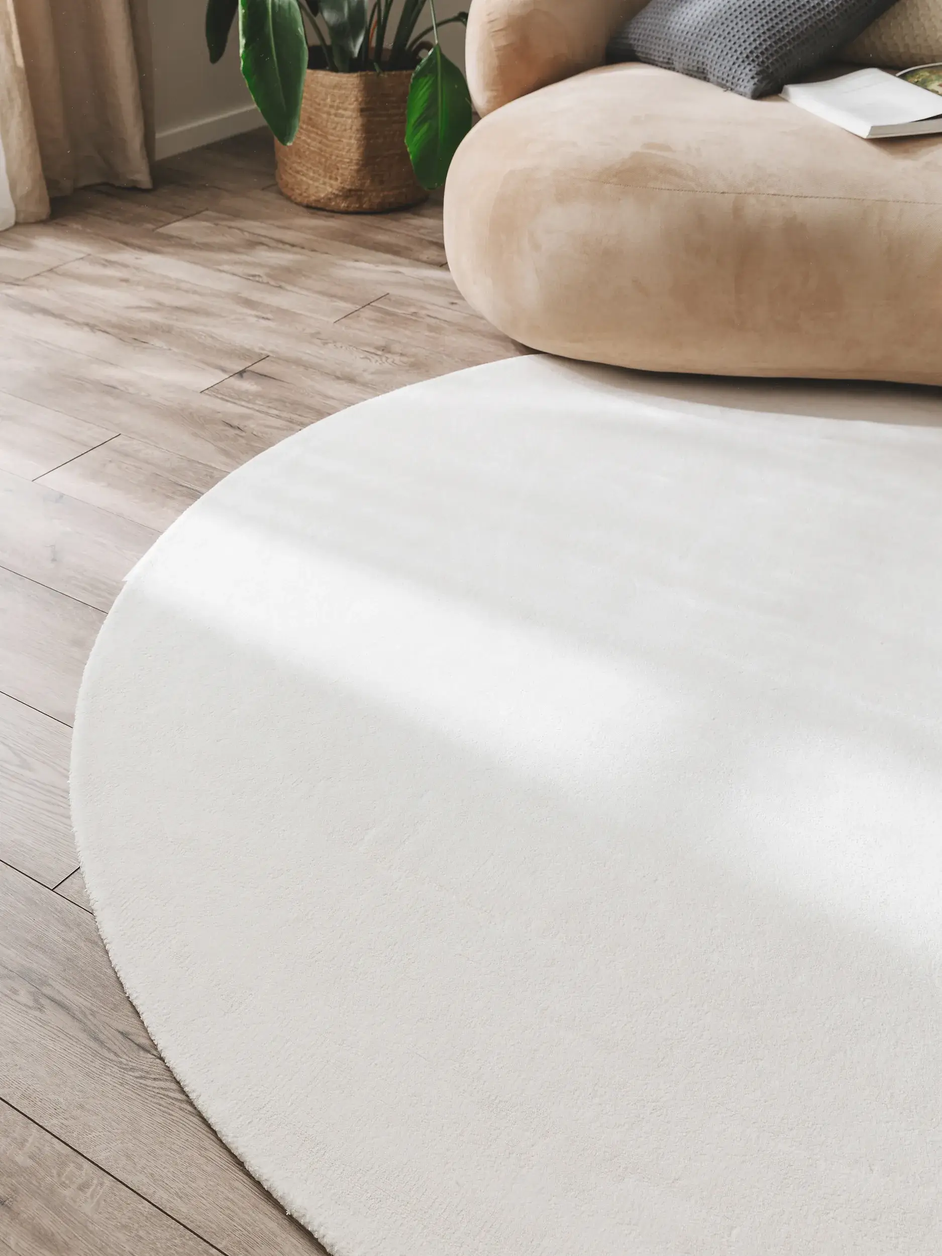 Teppich aus 100% Viskose in Grau mit 100% Viskose hohem Flor von benuta Pure