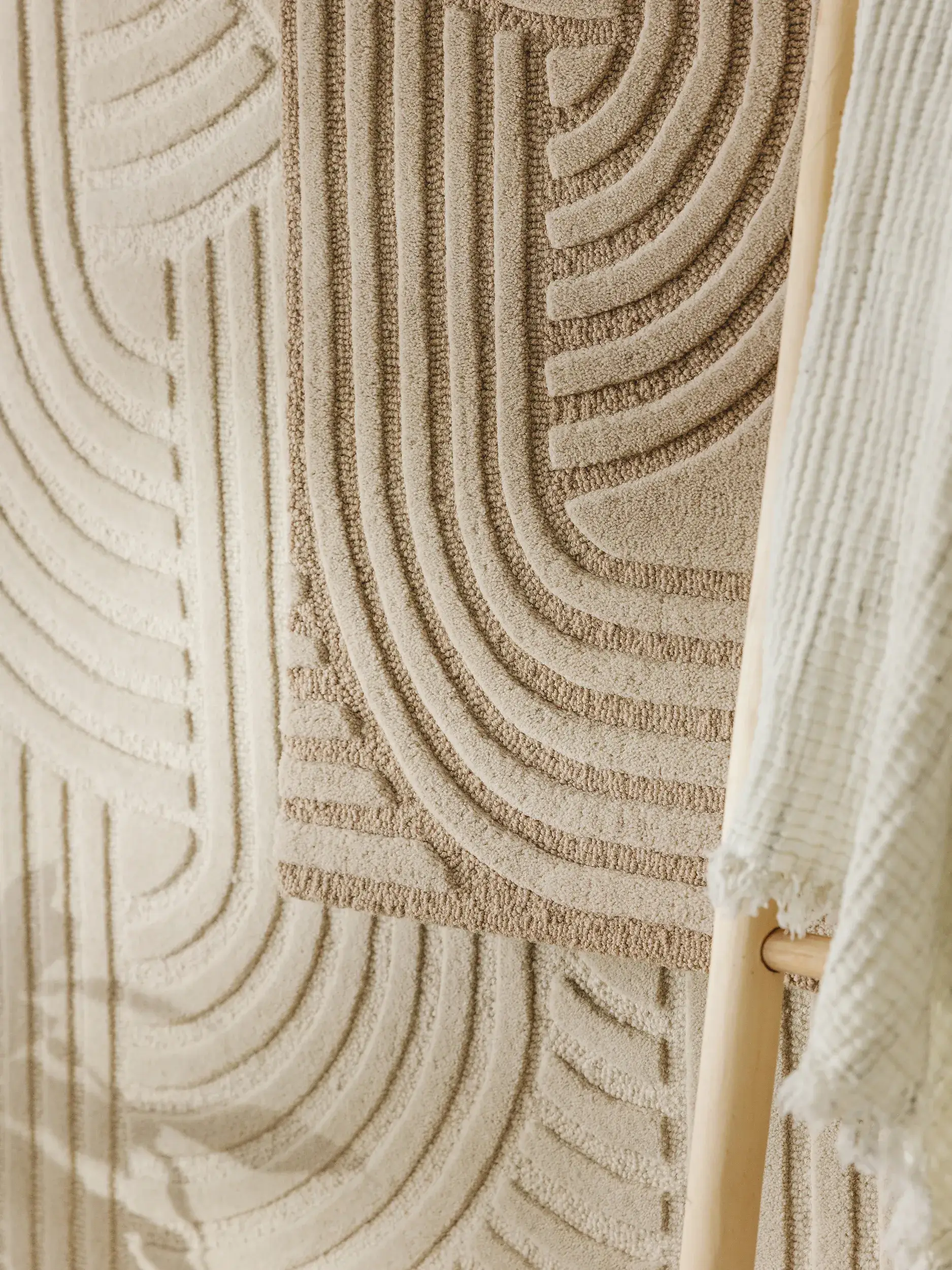 Teppich aus 80% Wolle, 20% Wolle (from New Zealand) in Beige mit 80% Wolle, 20% Wolle (from New Zealand) hohem Flor von benuta Pure